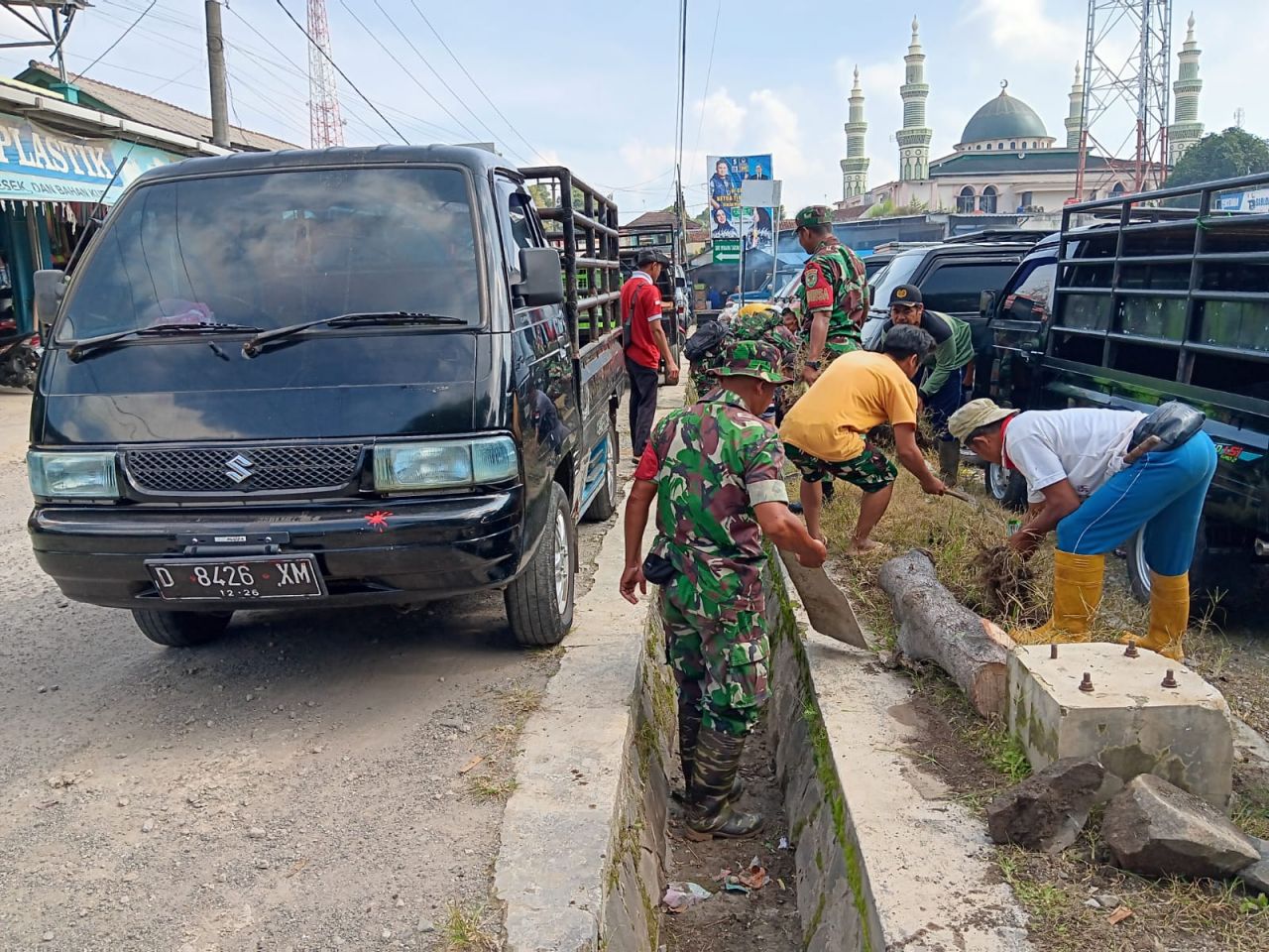 Bersama : Jajaran Koramil 1903/DRD bersama Forkopimca Bojong dan masyarakat membersihkan selokan pasar domba Desa Pangkalan