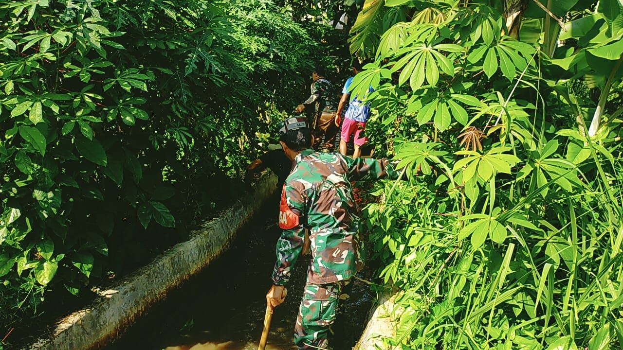 Ajak : Peltu Ujang Sobandi pimpin karya bakti pembersihan selokan yang mengaliri sungai Citamiang