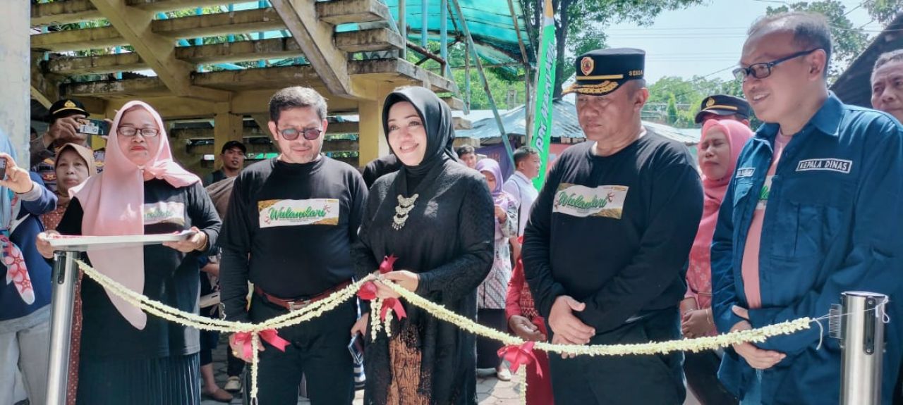 Resmikan : Secara simbolis Bupati Mojokerto dr. Ikhfina Fahmawati.M.Si., (tengah) didampingi Sekda Kab. Mojokerto (kanan) dan Kepala Disperindag (kiri) menggunting pita tanda beroperasionalnya Wulandari