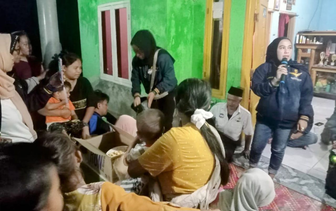 Sapa : Musliatun saat menyapa konstituen di Dusun Salam, Desa Karang Jaya, Kecamatan Pedes, Kabupaten Karawang