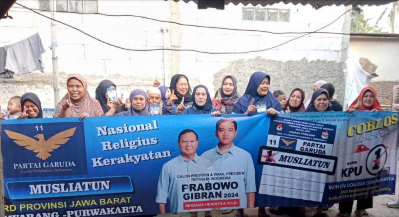 Kunjungi : Musliatun saat menyapa pendukungnya di Dusun Citereup 1, Desa Kutamukti, Kecamatan Kutawaluya, Kabupaten Karawang