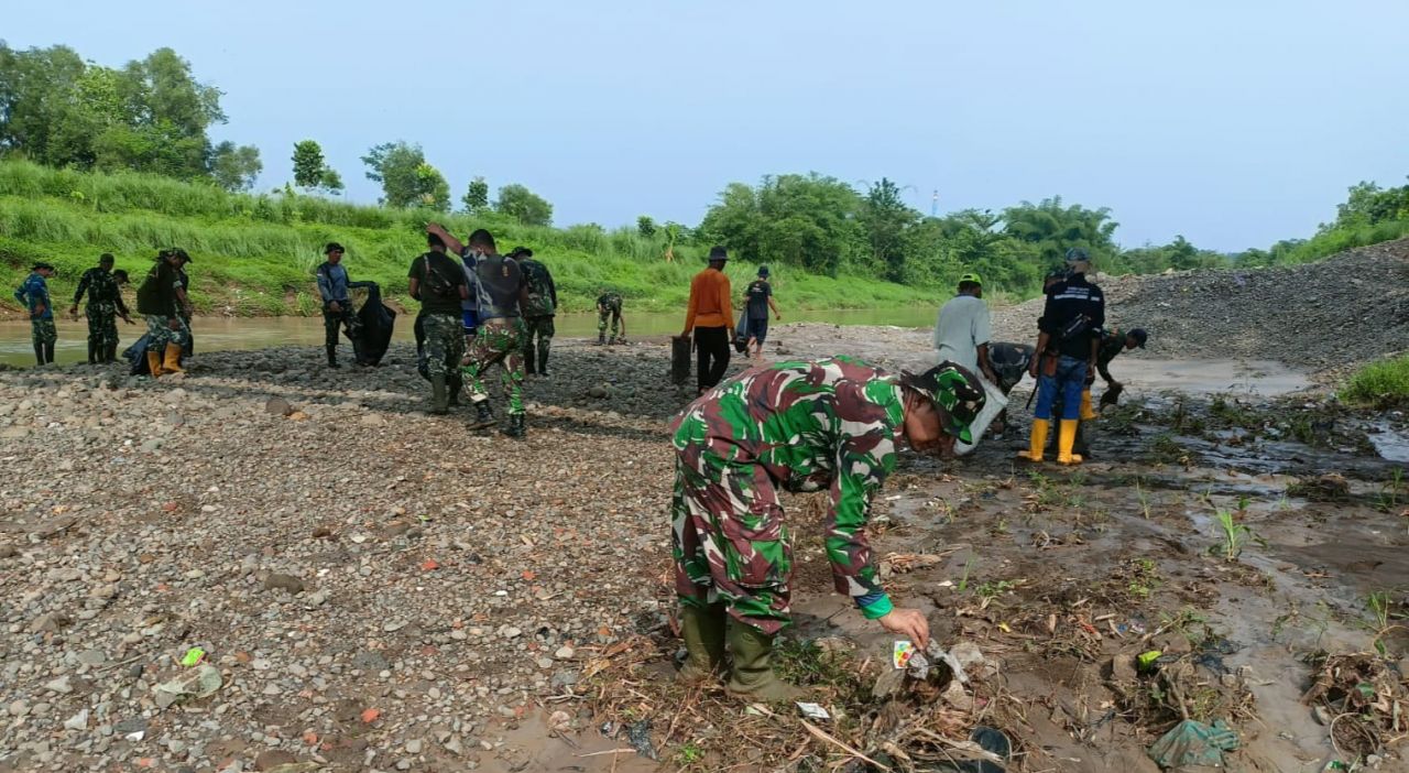 Karya bakti : Danramil 1907/BGS Kapten ARM Wahyu Widodo bersama anggota dibantu masyarakat bersihkan sampah di Gg Melon Desa Babakancikao