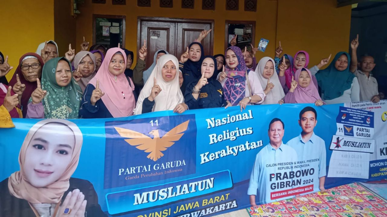 Kunjungi : Musliatun saat mengunjungi pendukungnya di Dusun Pundong, Desa Belendung, Kecamatan Klari Kab. Purwakarta
