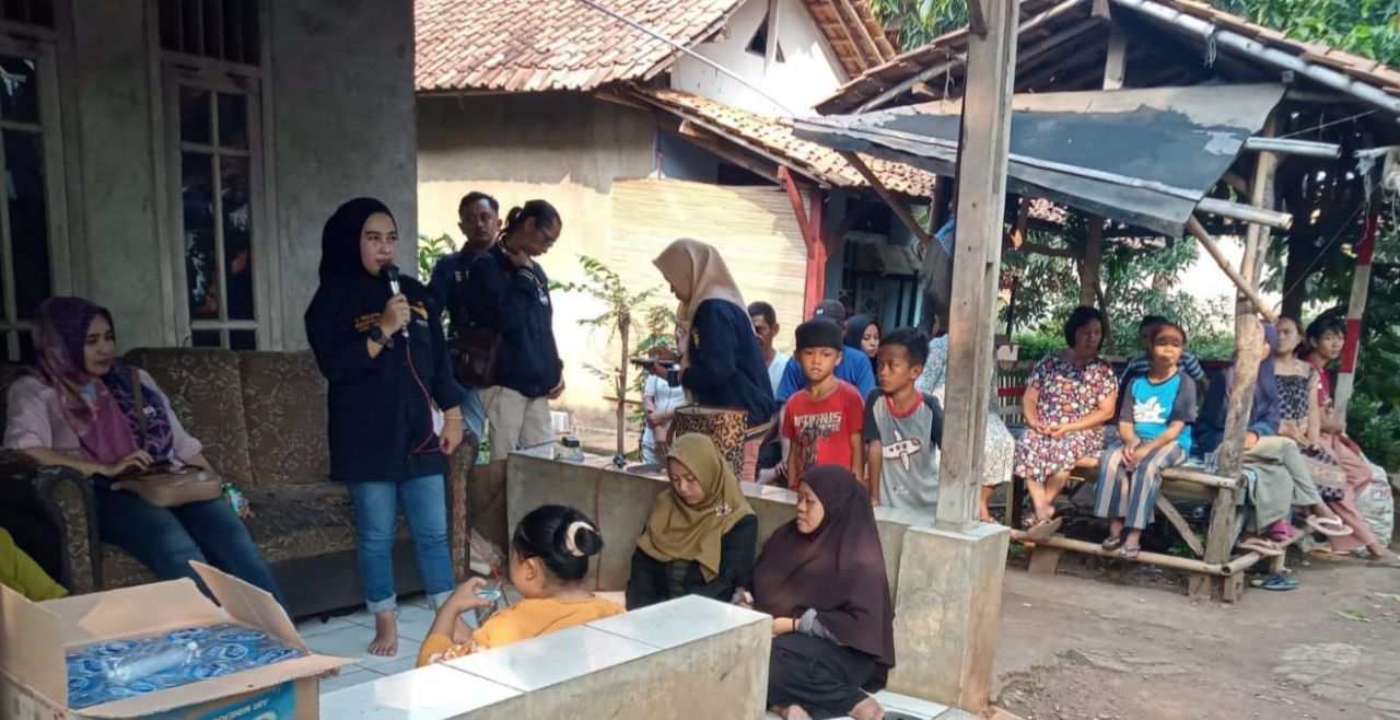 Kampanye : Musliatun saat berkunjung di Dusun Gabel, Desa Pasir Kaliki, Kecamatan Rawamerta Kab. Karawang