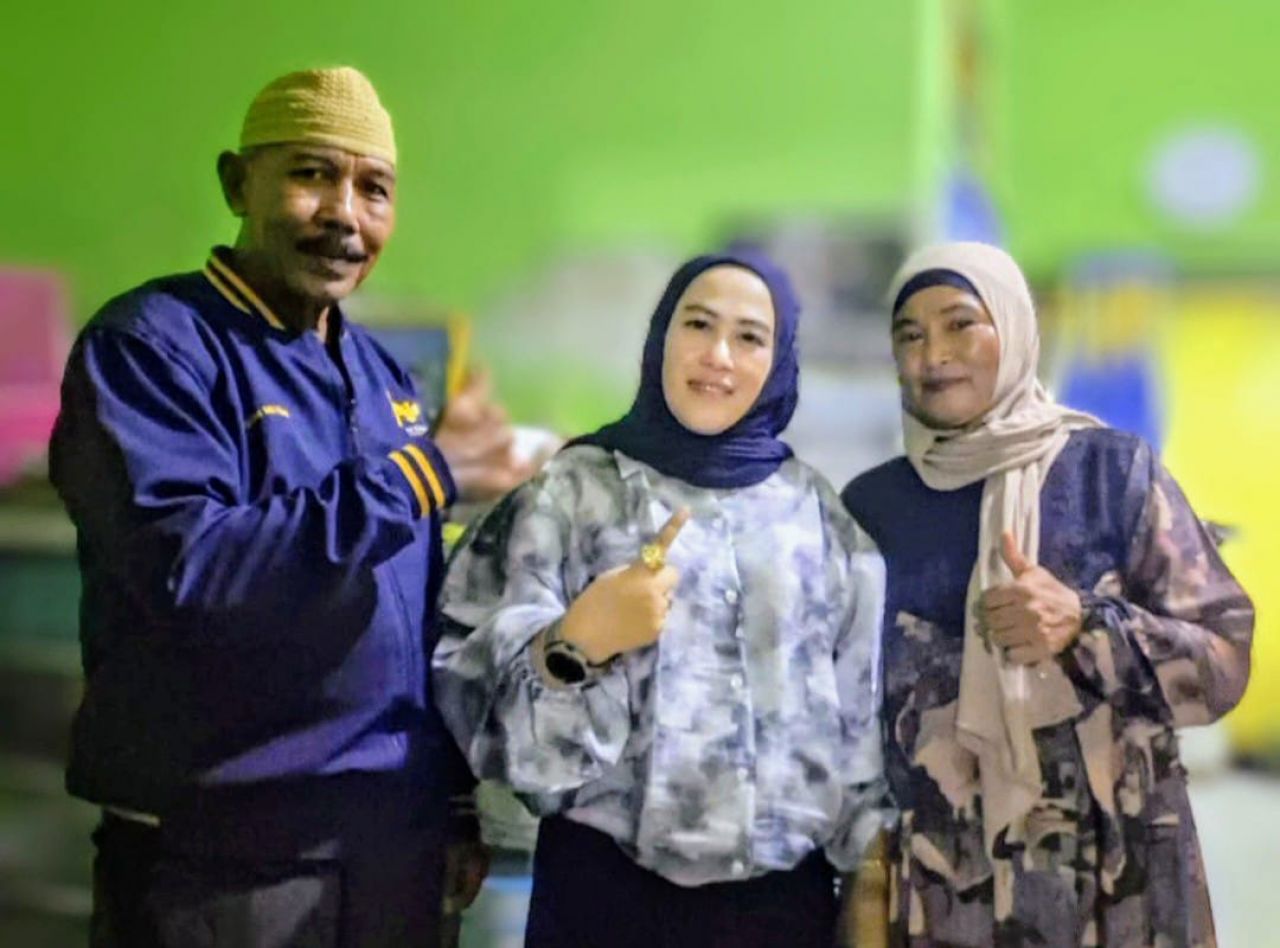 Hadiri : Musliatun Caleg Partai Garuda No Urut 1 Dapil Jabar 10 saat berfoto dengan orang tua mempelai