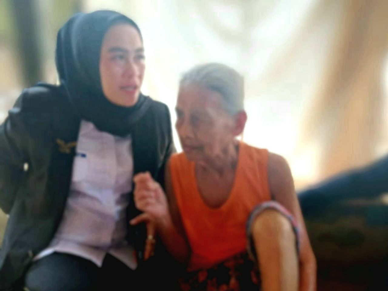 Tergerak : Musliatun dengan emak Ani yang sedang mengalami sakit