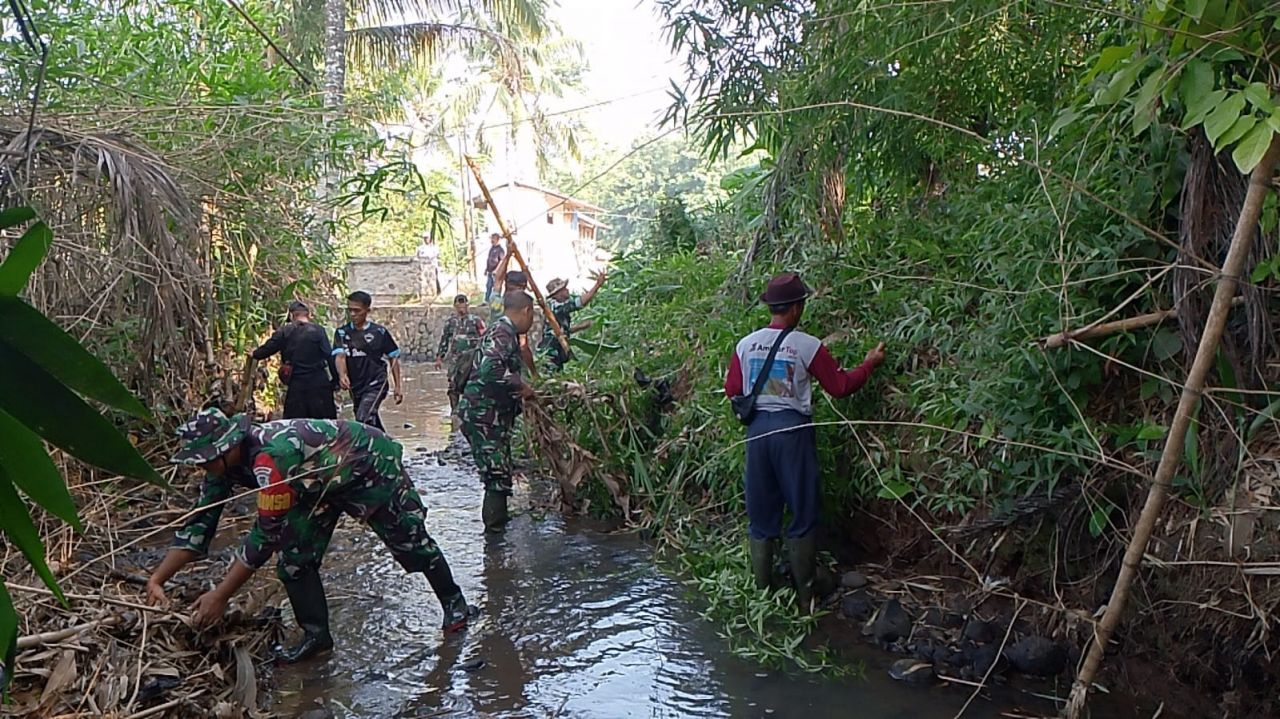 Bersih : Peltu Kirman Somantri pimpin katya bakti pembersihan sampah pada saluran warga untuk antisipasi banjir