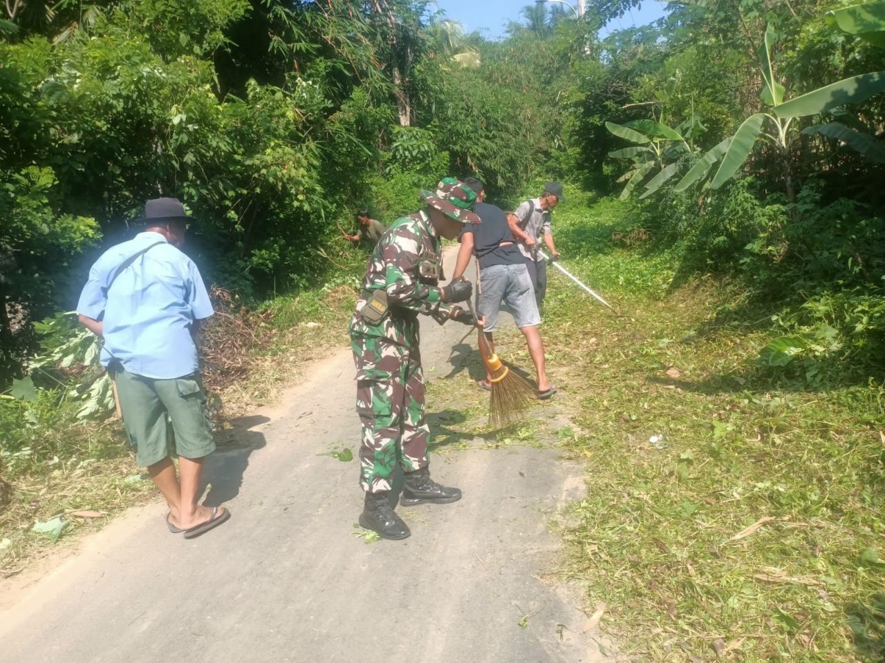 Gotong royong : Pelda Bayu bersama warga dan aparatur Desa Jatimekar bersihkan sampah yang menyumbat saluran