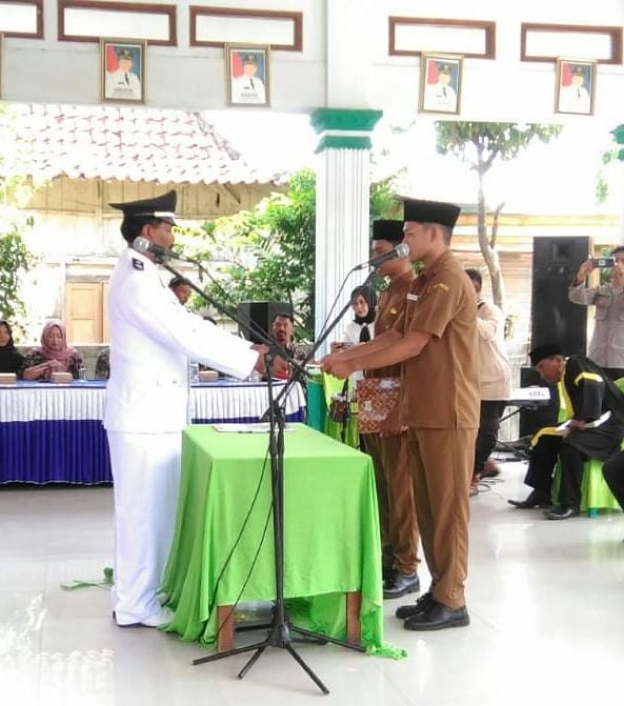Lantik : Kades Gebangbunder Basuki.SE., melantik dan mengambil sumpah jabatan Kasun Binorong dan Kasun Bunder di pendopo balai desa