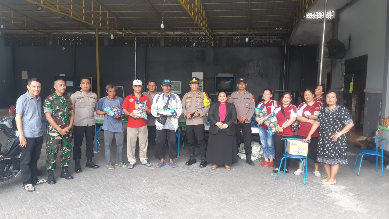Sinergi : Babinsa Kelurahan Perak Barat Koramil 0830/01 Krembangan Serda Hadi Saputra bersama bhabinkamtibmas dan pengurus gereja HKBP