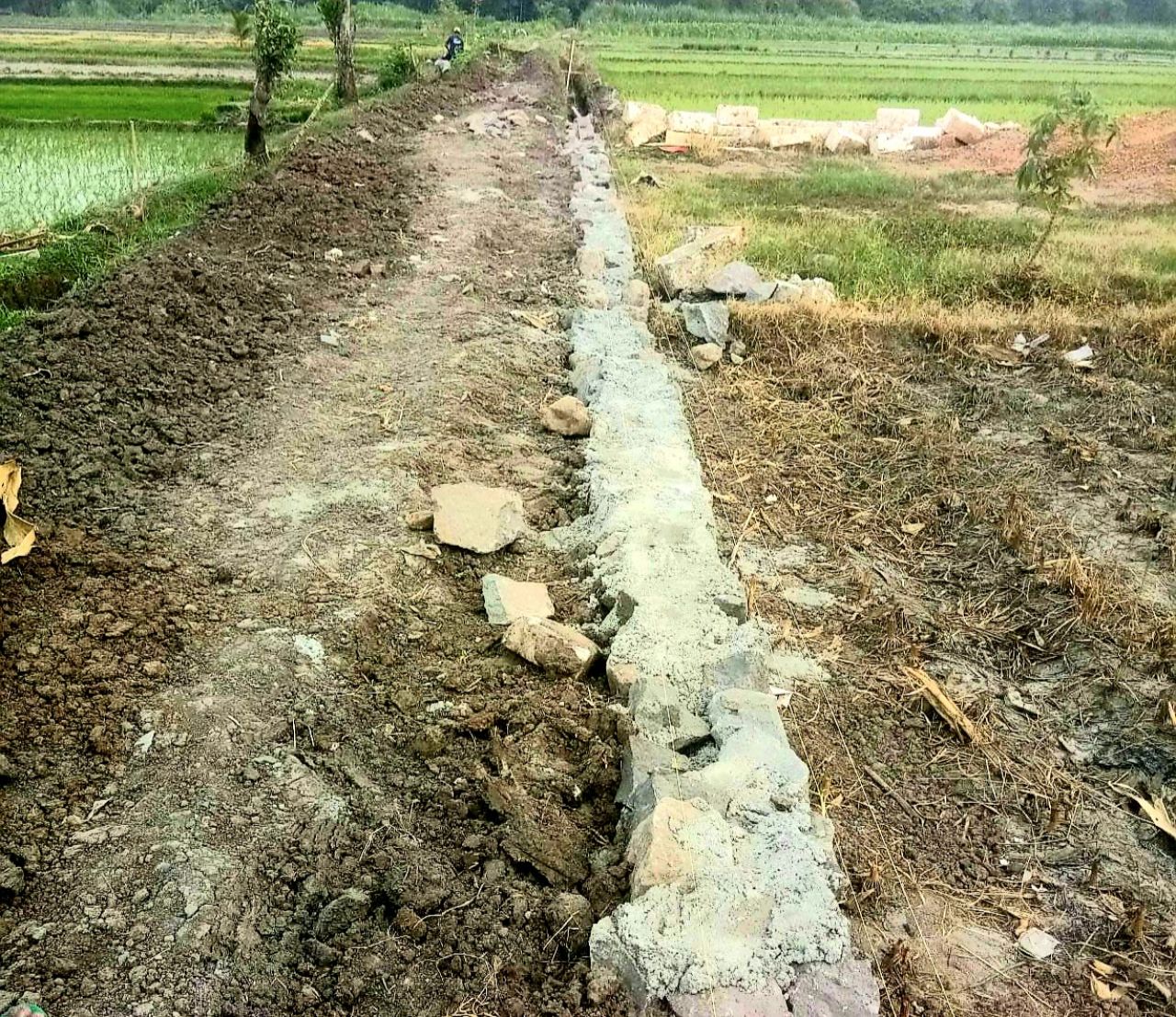 Asal : nampak pasangan batu sungai pada pembangunan TPT di Dusun Singopadu Desa Peterongan berongga, sehingga pasangan batu sungai tidak merekat secara baik