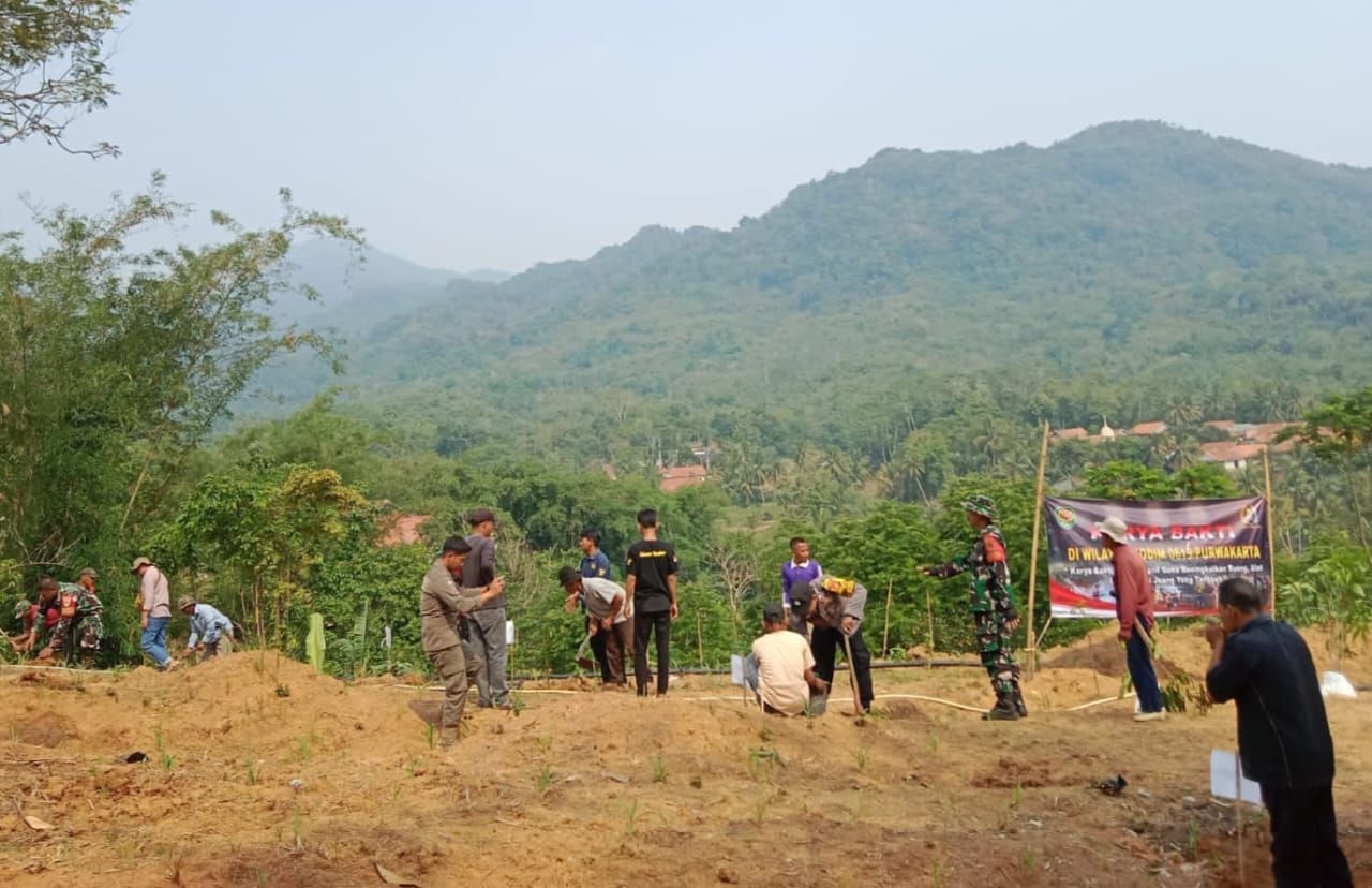 Karya Bakti : Pelda Bayu mewakili Danramil 1905/JTL laksanakan giat penanaman pohon buah bersama stagholder kecamatan, warga dan Pemdes Sukasari