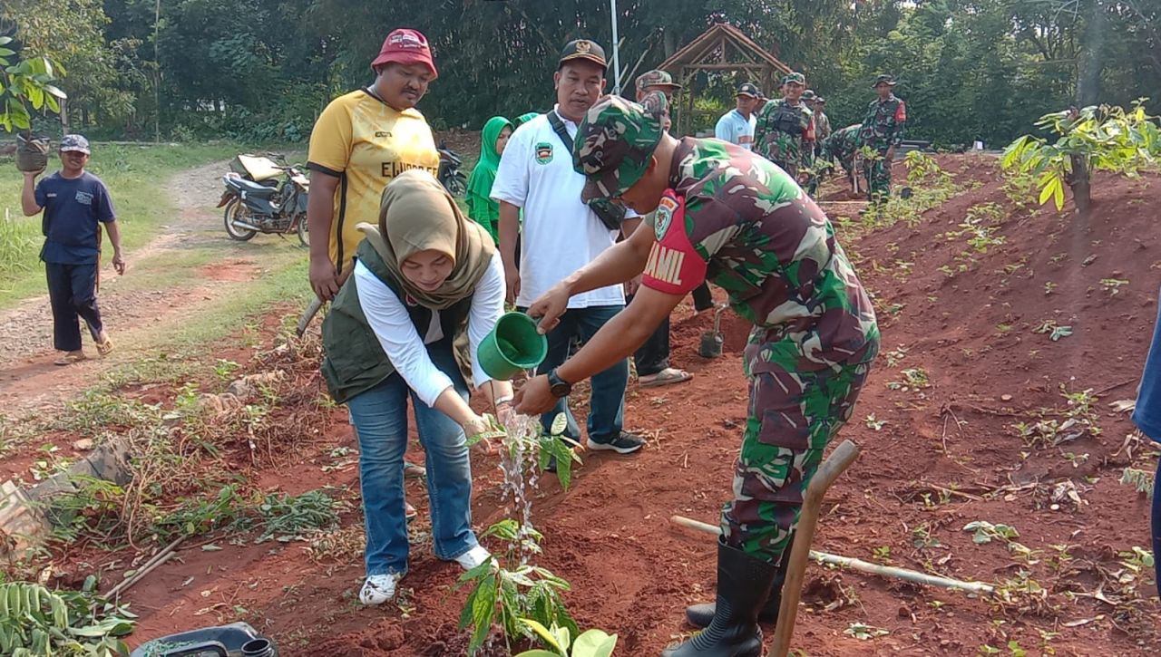 Sinergi : Kades Banteng dan Danramil 190/CPK bersama menanam pohon untuk penghijauan