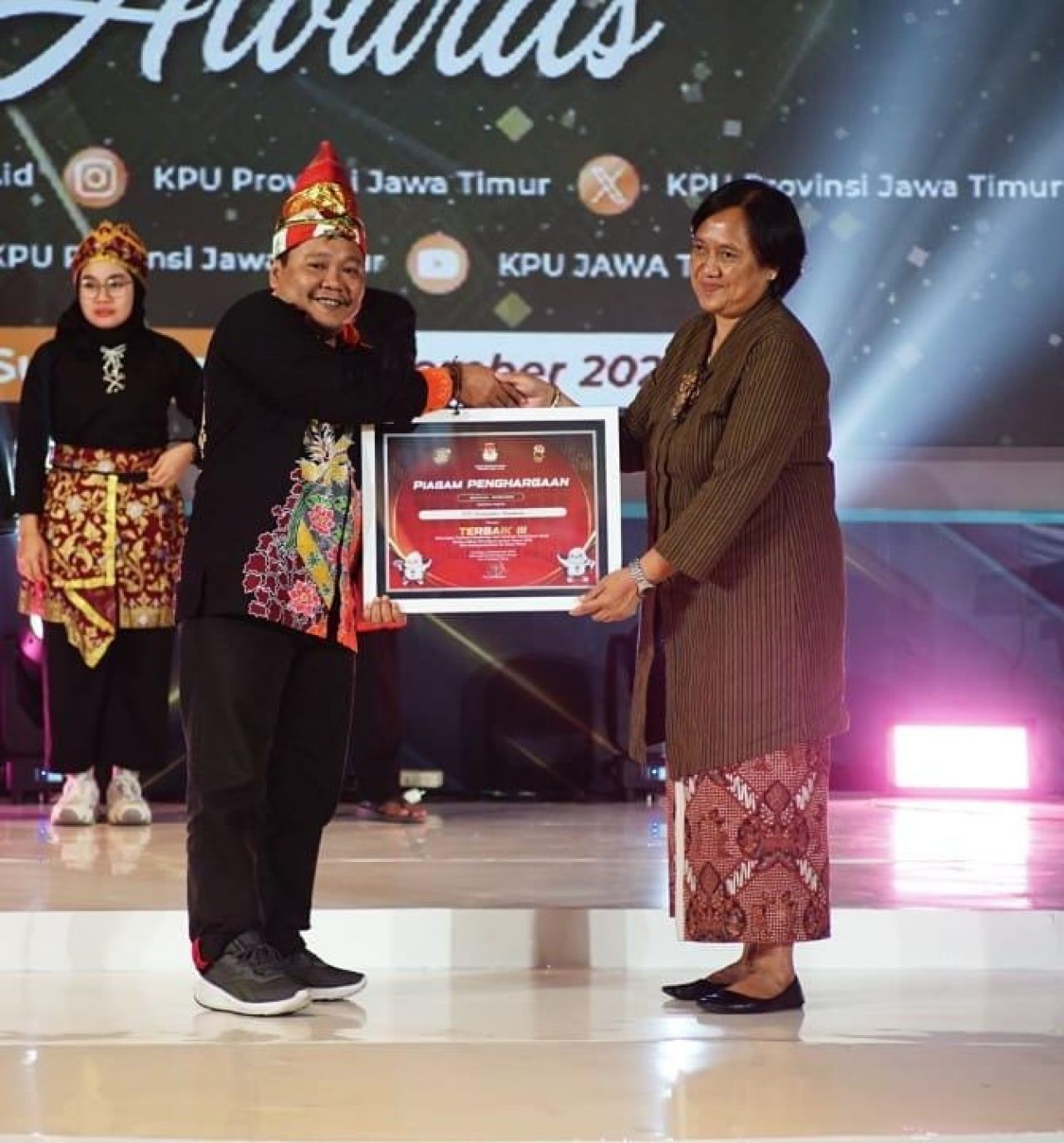 Prestasi : Divisi Sosialisasi, Pendidikan Pemilih, Partisipasi Masyarakat dan SDM Zainul Arifin menerima salah satu penghargaan dari KPU Jawa Timur
