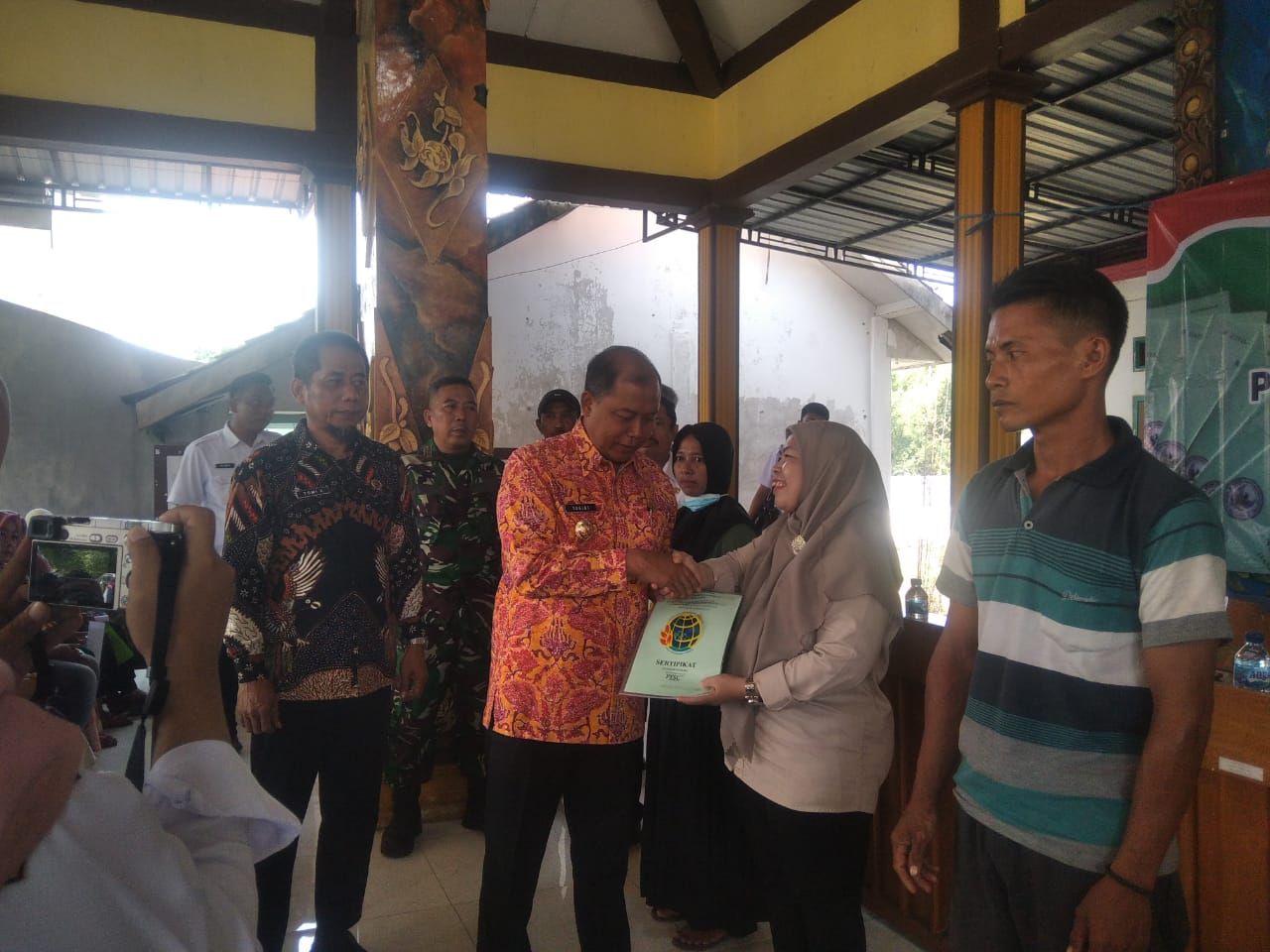 Serahkan ; Pj Bupati Jombang Sugiat.S.Sos., secara simbolis membagikan sertifikat PTSL kepada warga