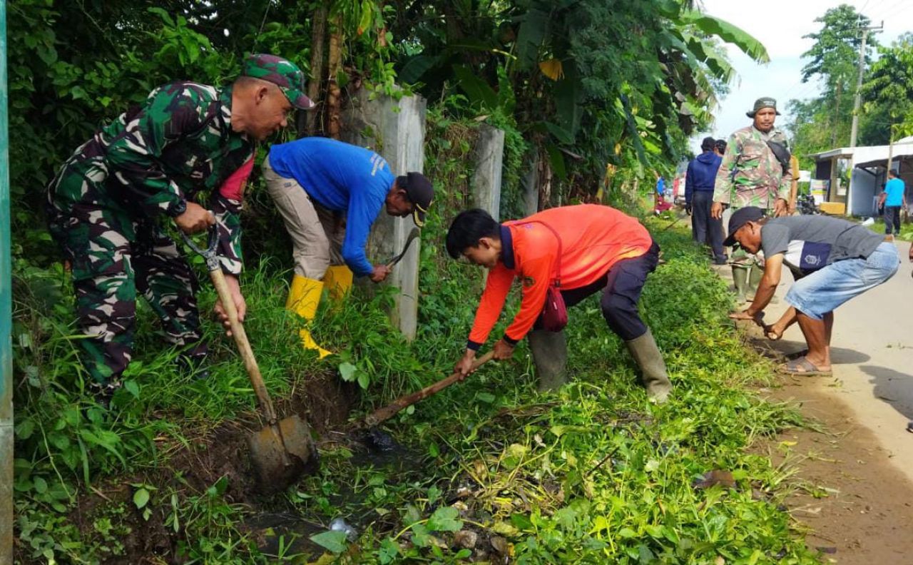 Peduli : Pelda Endang K, anggota Koramil 1905/JTL pimpin karya bakti pembersihan saluran air untuk mencegah banjir