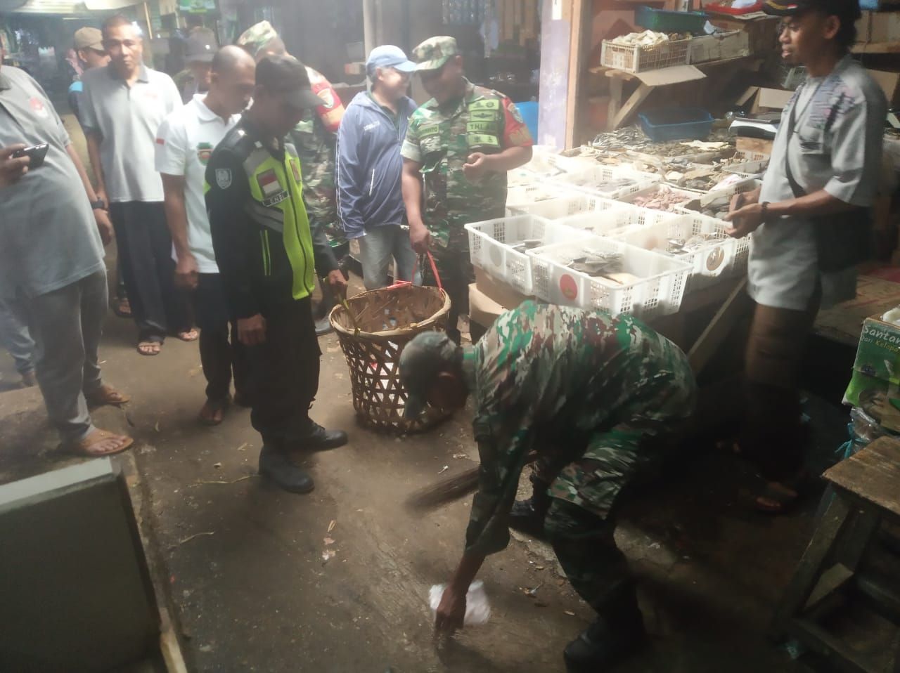 Bersih : Danramil 1903/DRD dan Kades Bojong Barat pimpin pembersihan sampah di pasar Bojong