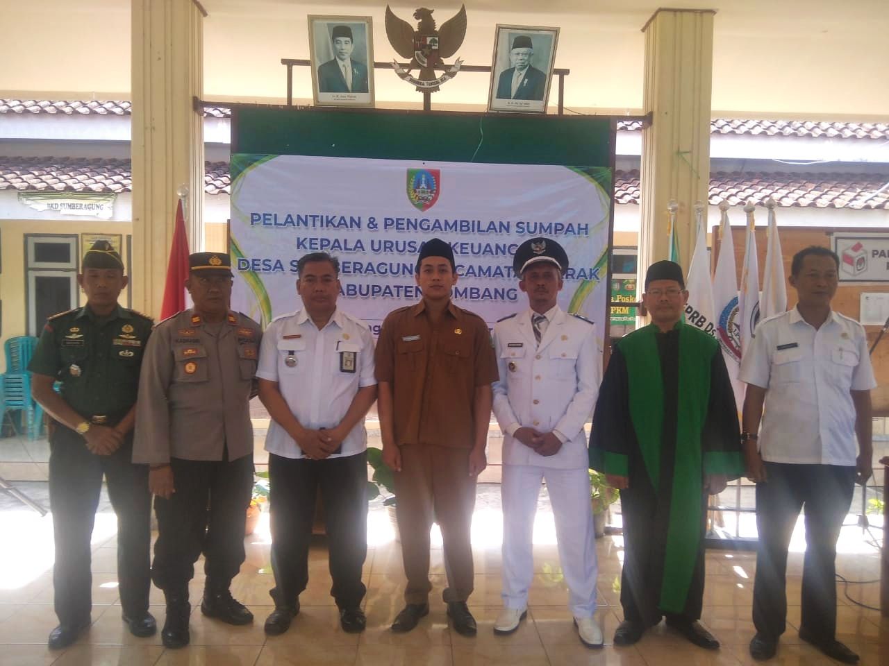 Kompak : Kasi Keuangan Desa Sumberagung Ronaldo bersama Kades dan jajaran Forkopimcam Perak dan tokoh masyarakat