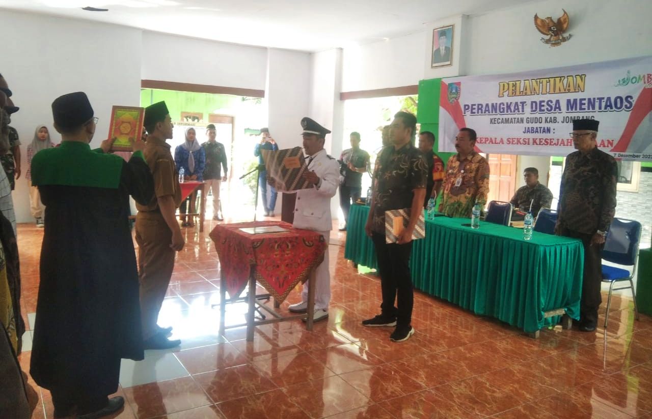 Lantik : Kades Mentaos M.Sholeh saat melantik dan mengambil sumpah Kasi Kesra Desa Mentaos yang dijabat oleh Seno Aji Kamaludin di pendopo balai desa