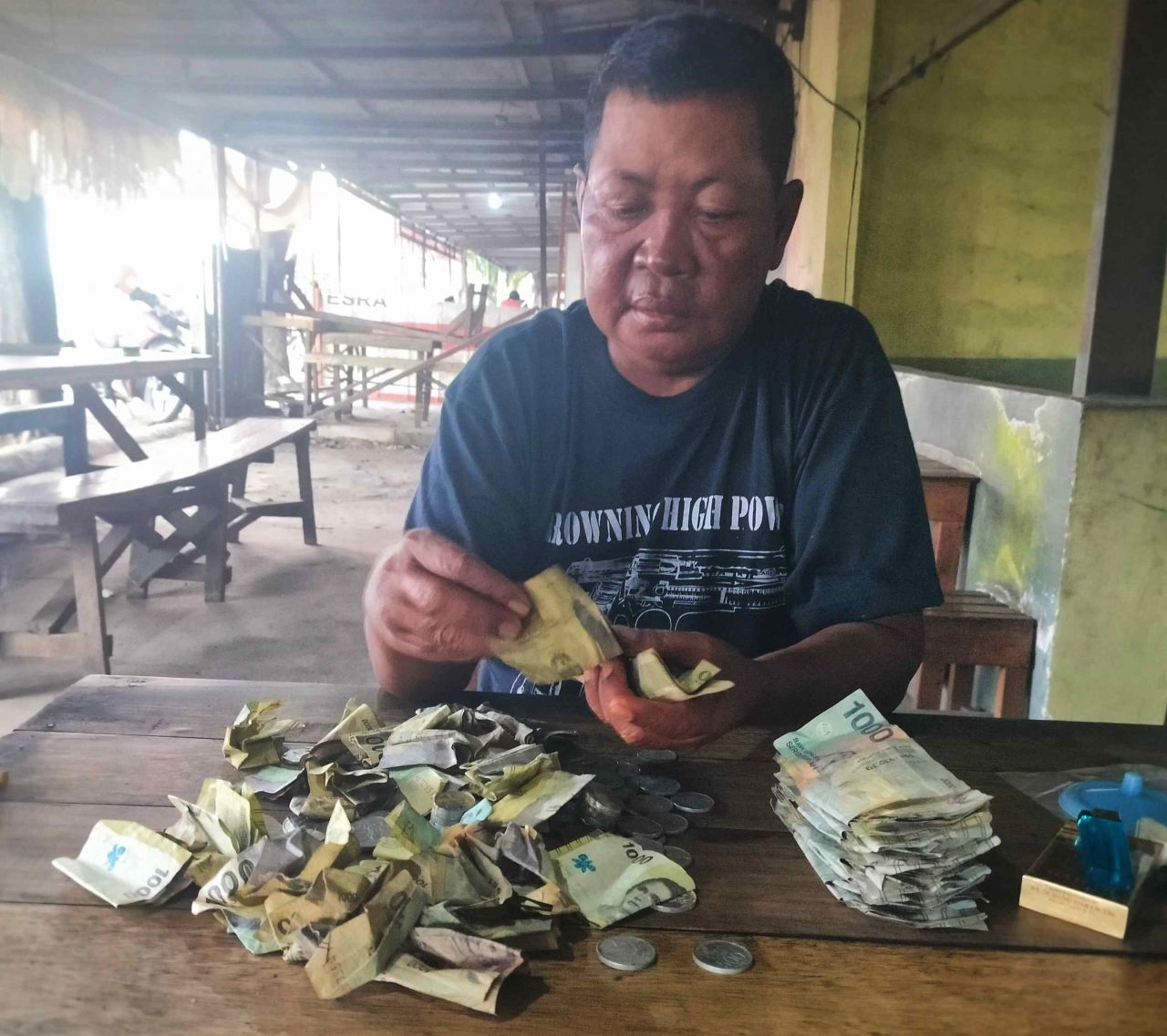 Bahagia : Robet sedang menghitung hasil jerih payahnya sebagai 'Polisi Cepek'