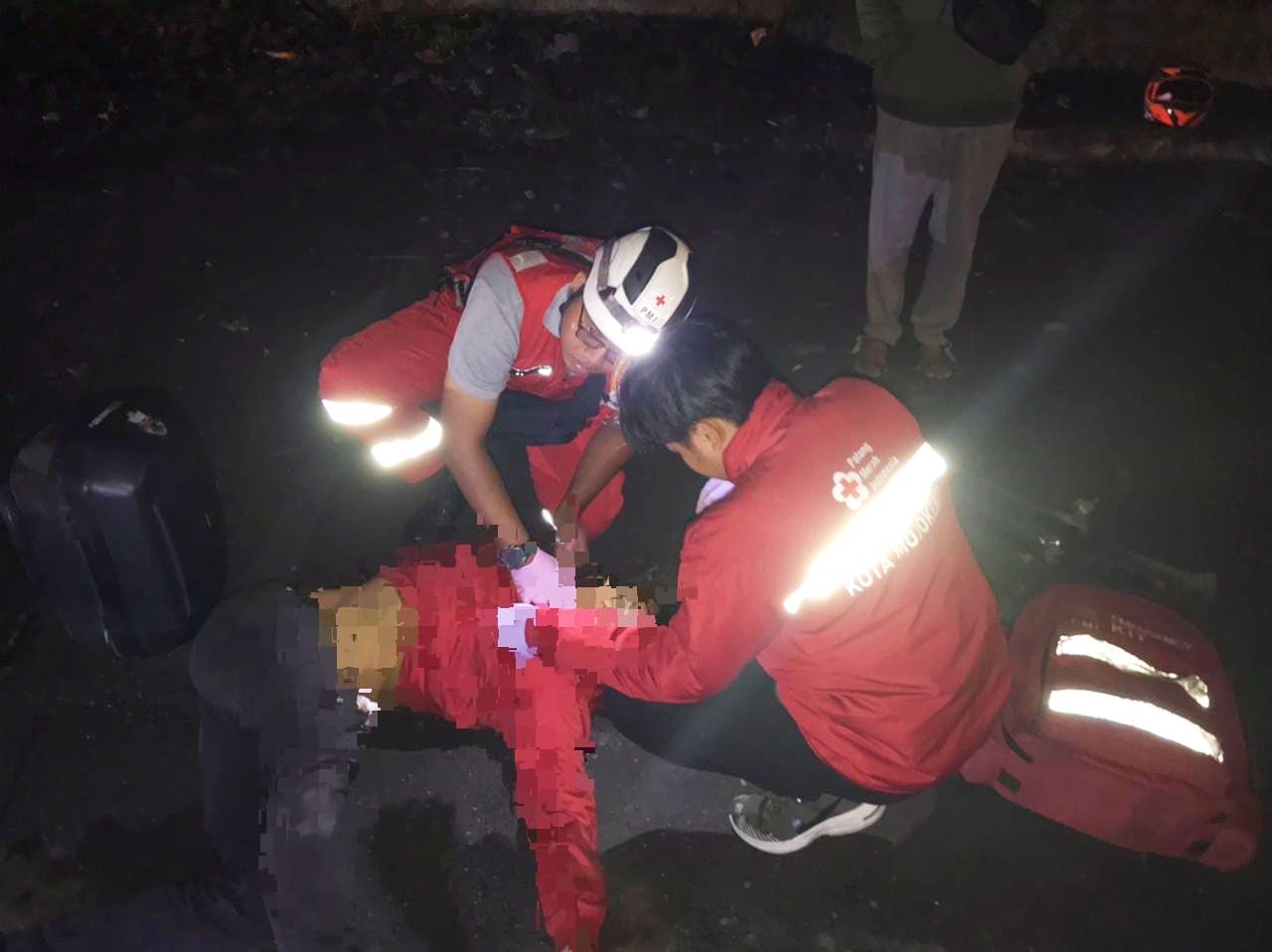 Evakuasi : Korban laka saat akan di evakuasi oleh anggota PMI Kota Mojokerto