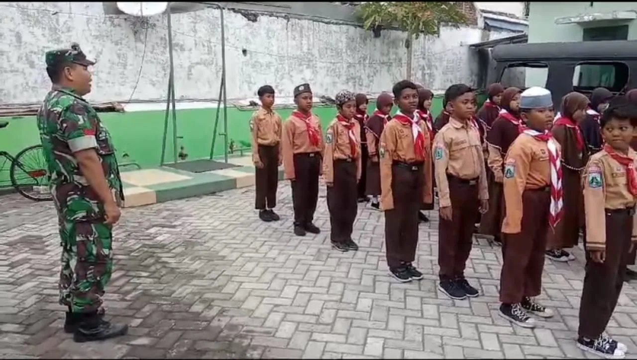 Bentuk Karakter Sejak Dini, Babinsa Berikan Pelatihan PBB Siswa Siswi SD