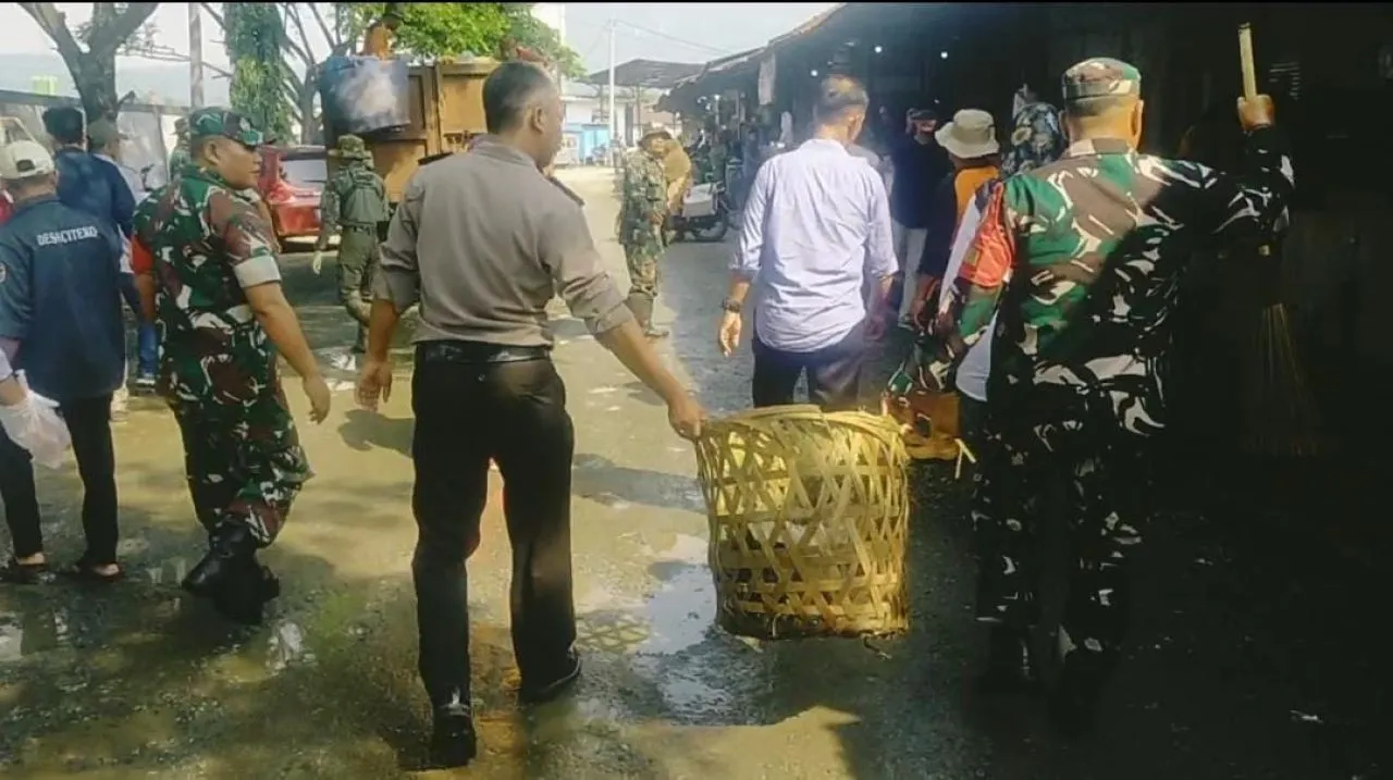 Koramil 1902/Plered bersama Warga dan Muspika Menggelar Karya Bakti