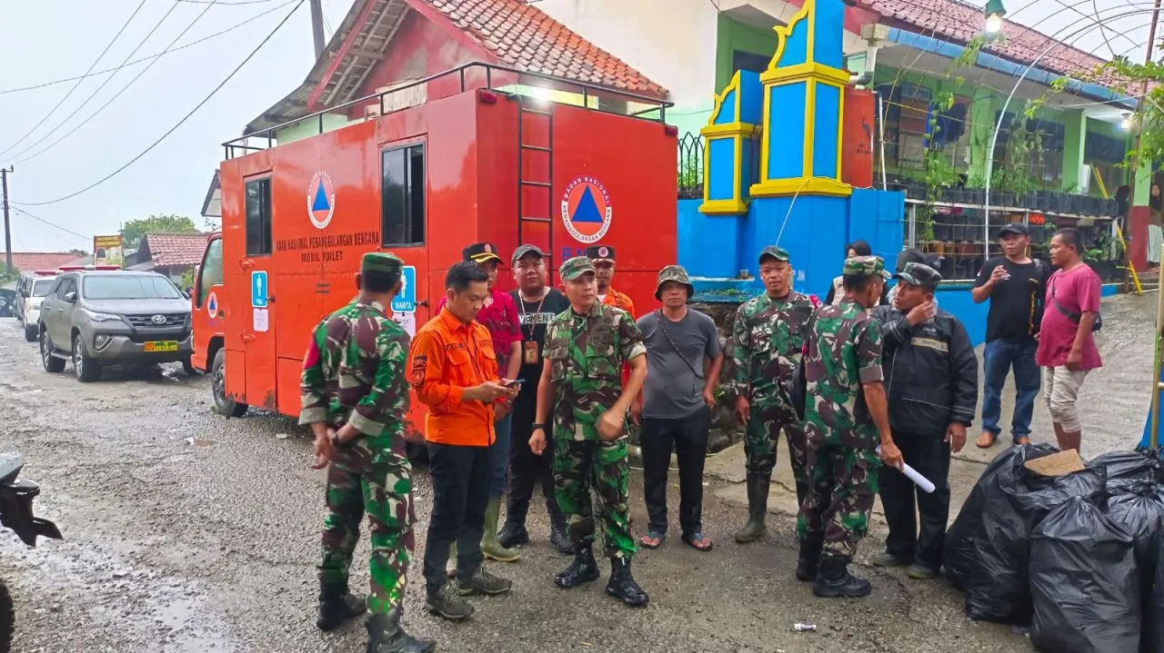 Dandim 0619/PWK Kunjungi Korban Longsor di Posko Pengungsian