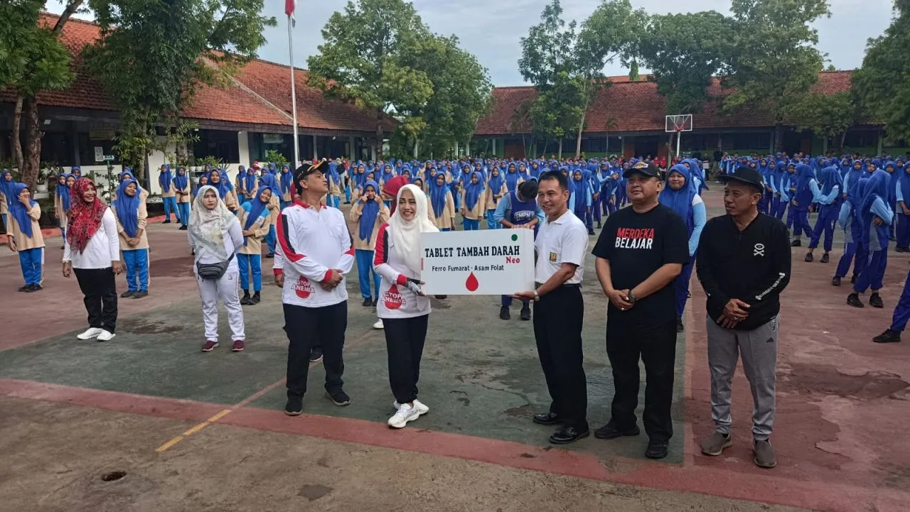 Jumat CERIA Bupati Mojokerto Bagikan TTD Pada Siswi SMPN 1 Mojoanyar