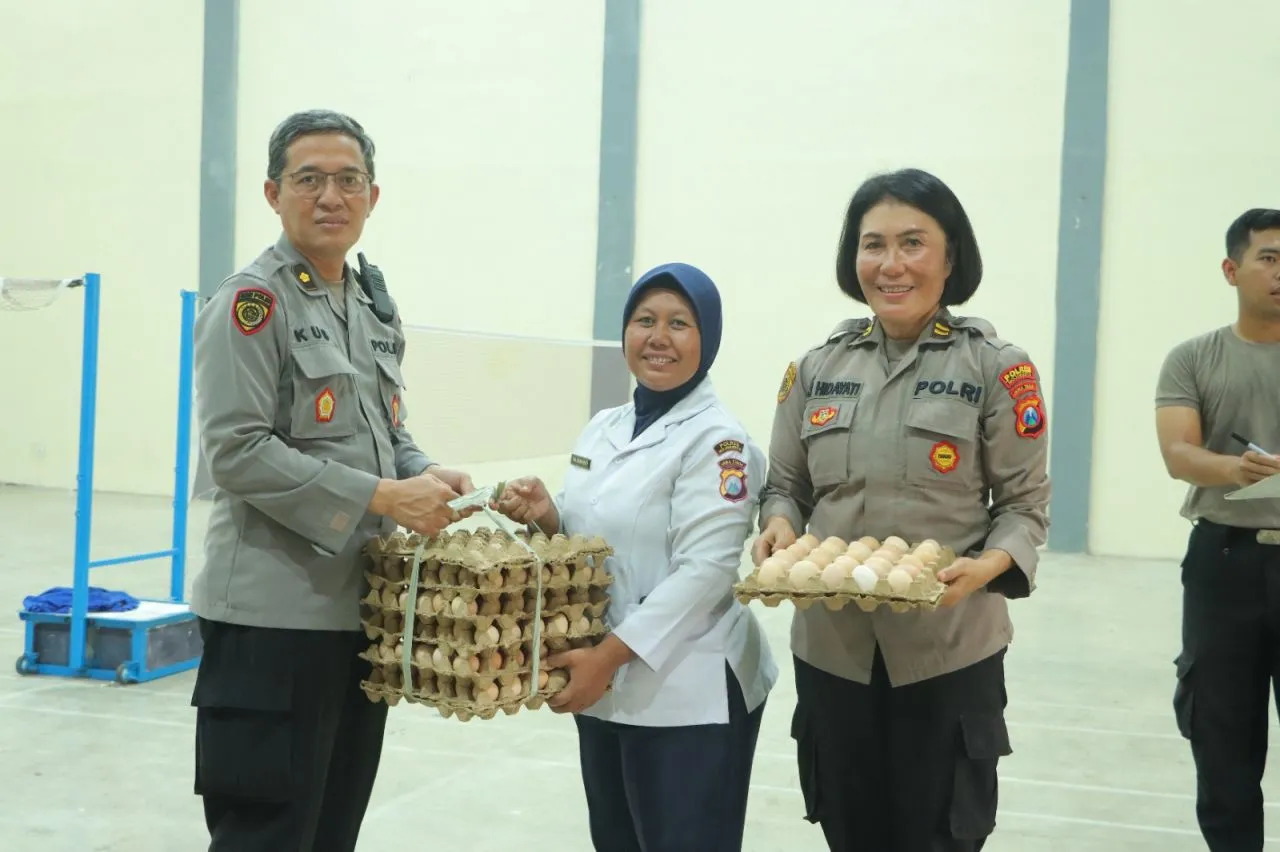 Jaga Stamina Anggota Menjelang Pemilu Kapolres Mojokerto Bagikan Puding Tambahan