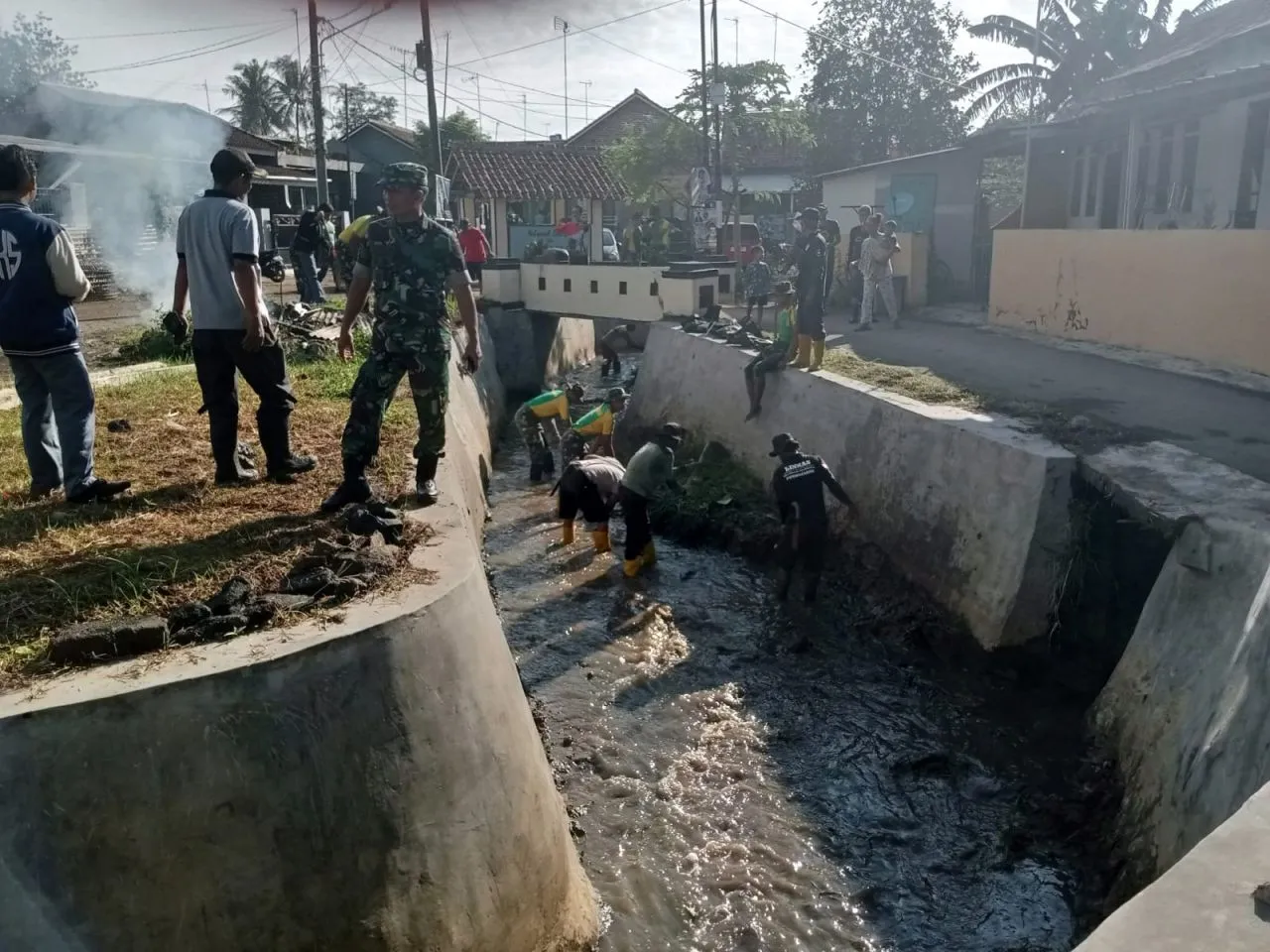 Karya Bakti Koramil 1908/PWK Bersama Warga Bersihkan Drainase Dari Sampah