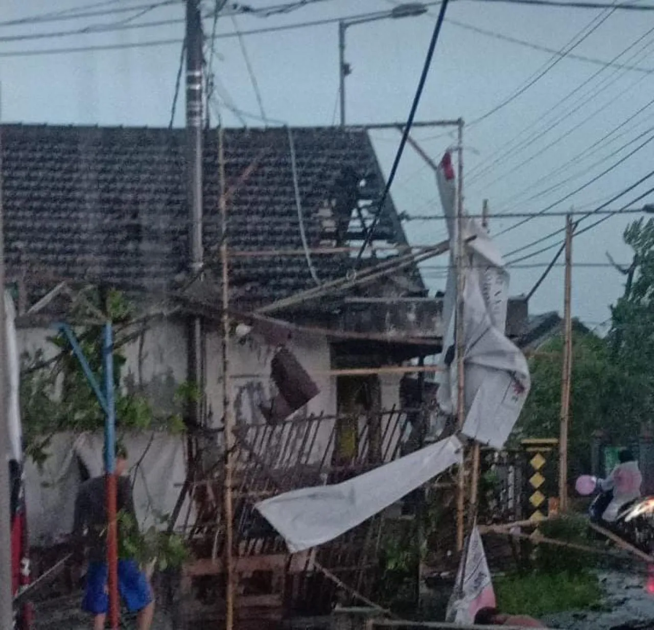 Hujan Disertai Angin Wilayah Prambon Memakan Korban Jiwa
