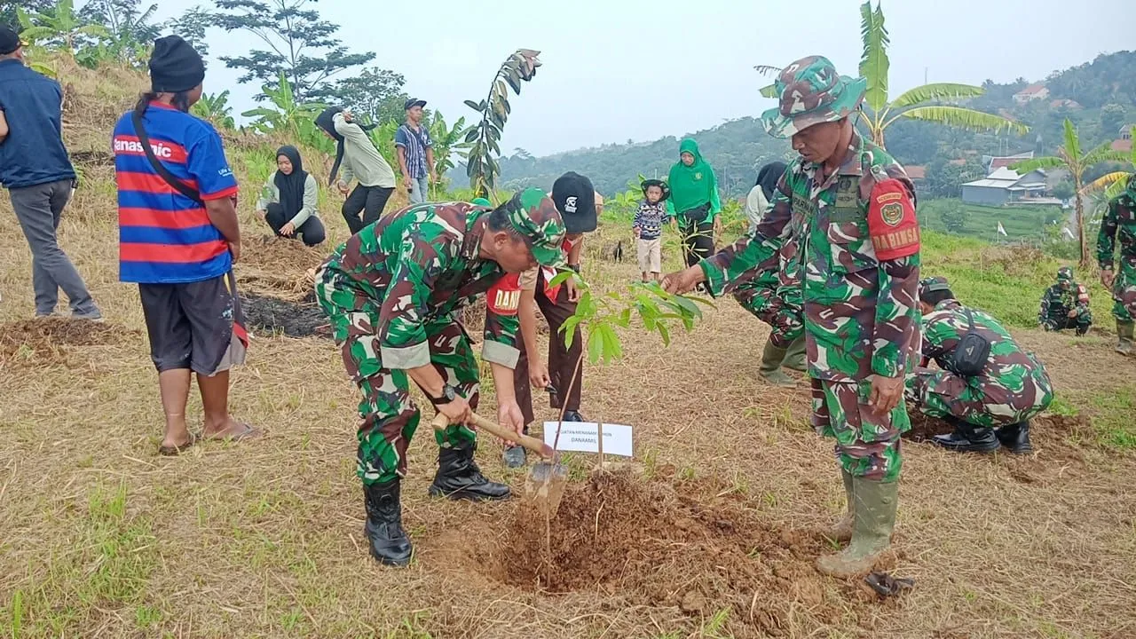 Koramil 1902/PLD bersama Muspika Menggelar Karya Bakti Penanaman Pohon