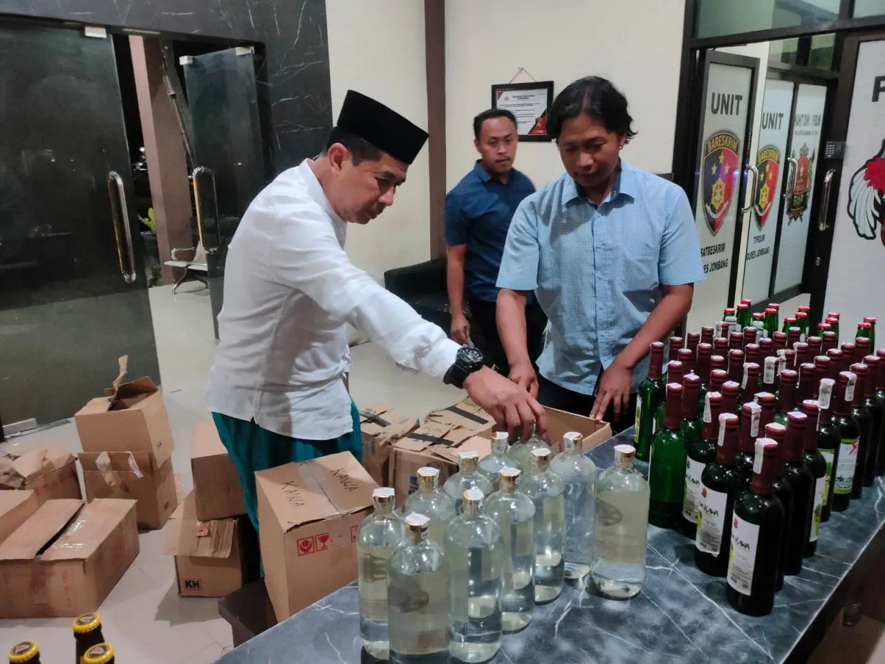 Polres Jombang Tangkap 8 Penjual Miras Amankan Ratusan Botol Miras Berbagai Merek