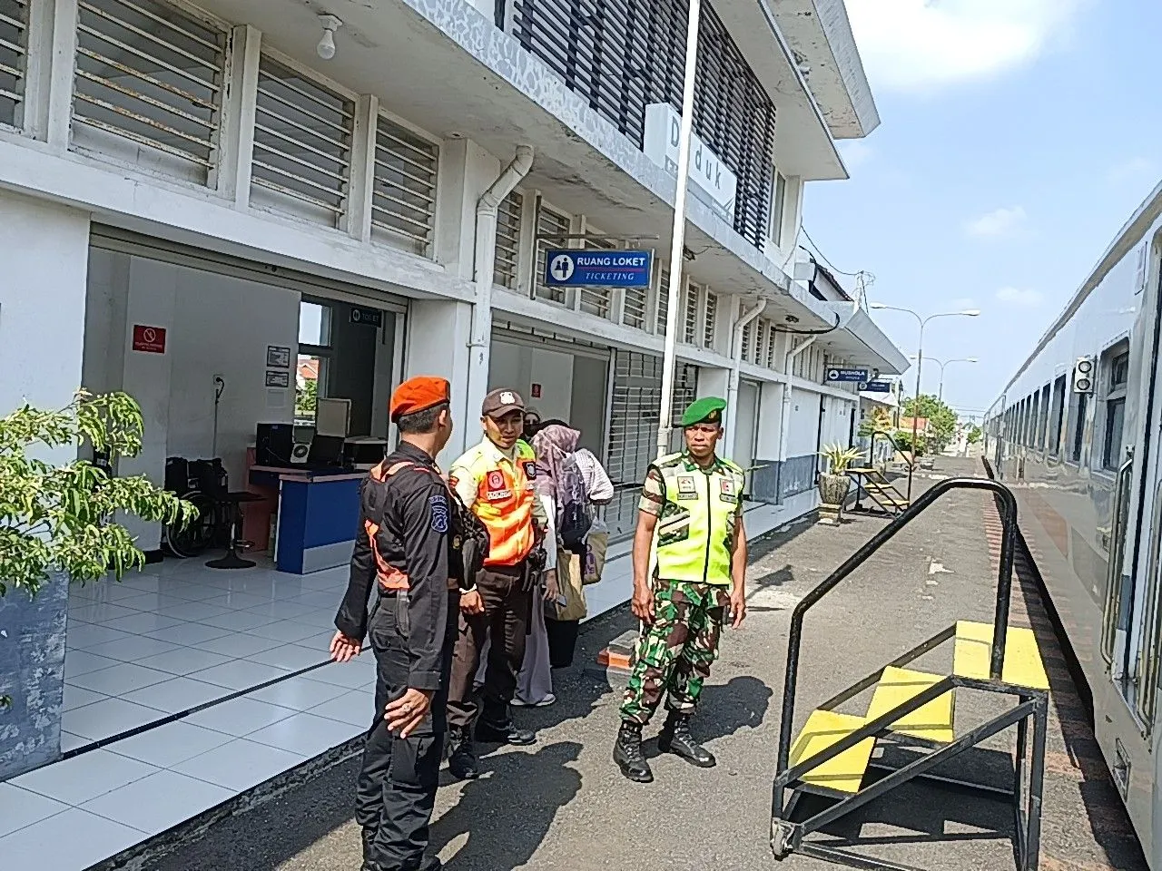 Pemantauan Jelang Lebaran Babinsa Berikan Rasa Aman Pada Penumpang Kereta