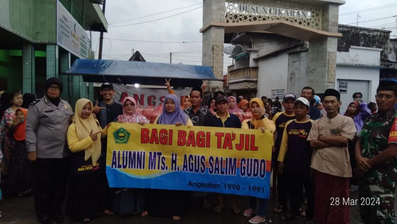 Alumni 90/91 Mts H.Agus Salim Gudo, Bagikan Takjil Untuk Masyarakat