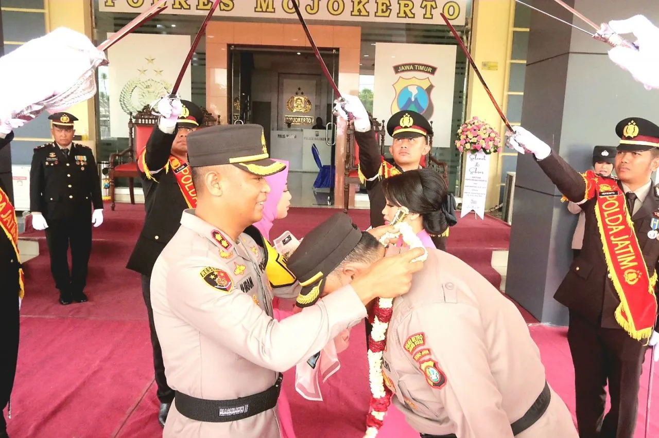 Pelepasan AKBP Wahyudi dan Ny Defi Wahyudi Diwarnai dengan Pengalungan Bunga dan Tradisi Pedang Pora