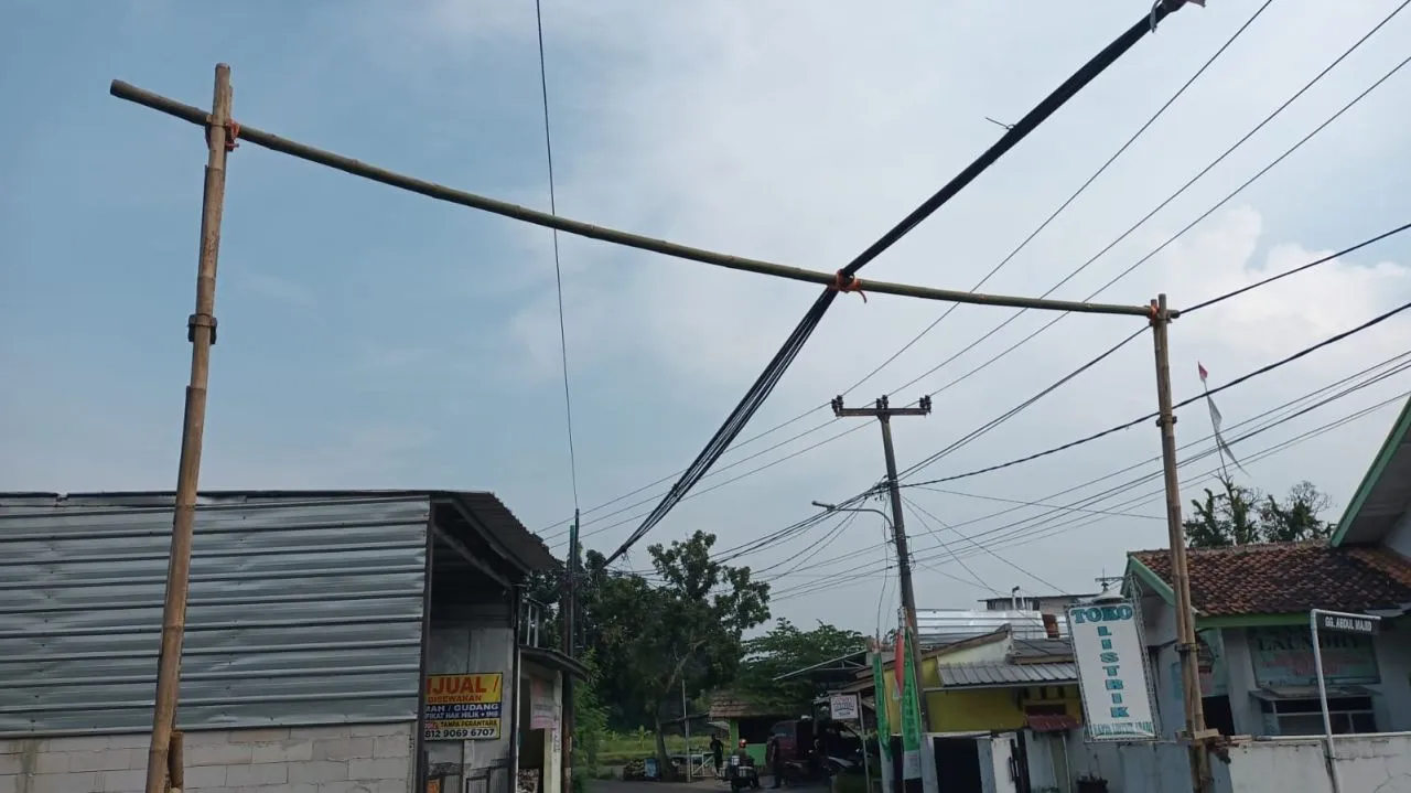 Diduga Pasang Kabel Internet Asal Jadi Warga Tersangkut Jatuh Hingga Pingsang