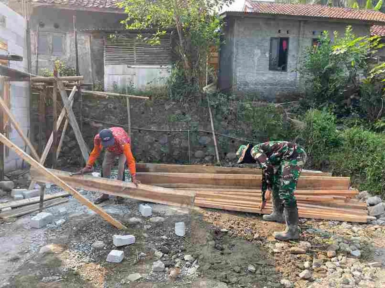 Tingkatkan Kenyamanan Fasilitas Ibadah, Raja Aibon Kogila Rehab Musholla di Progam TMMD ke-120