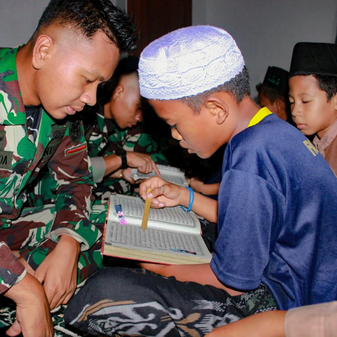 Tanamkan Nilai Agama Sejak Dini, Satgas TMMD Ajari Anak - anak Mengaji