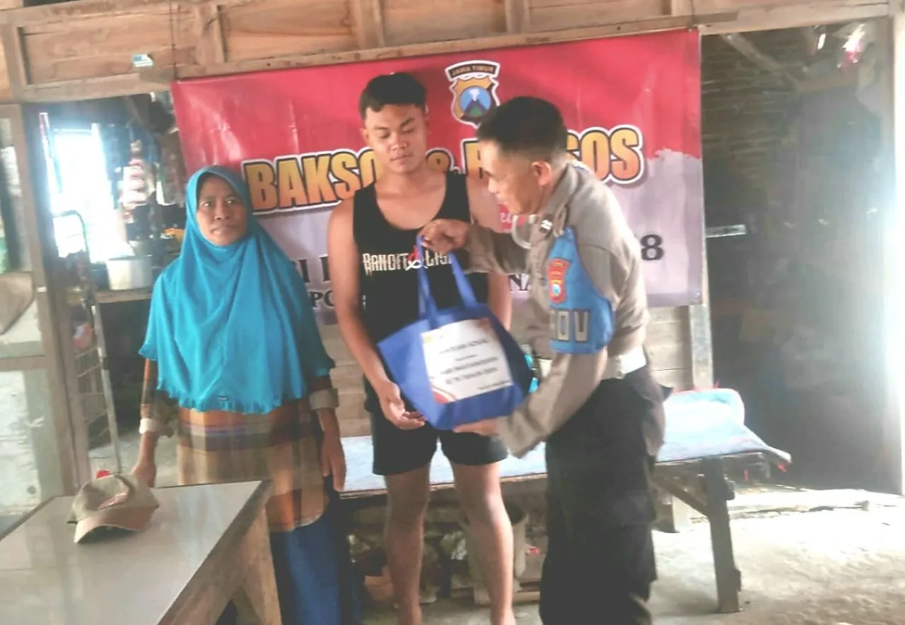 Sambut HUT Bhayangkara ke-78 Polsek Wringinanom Bagikan Sembako Untuk PKL