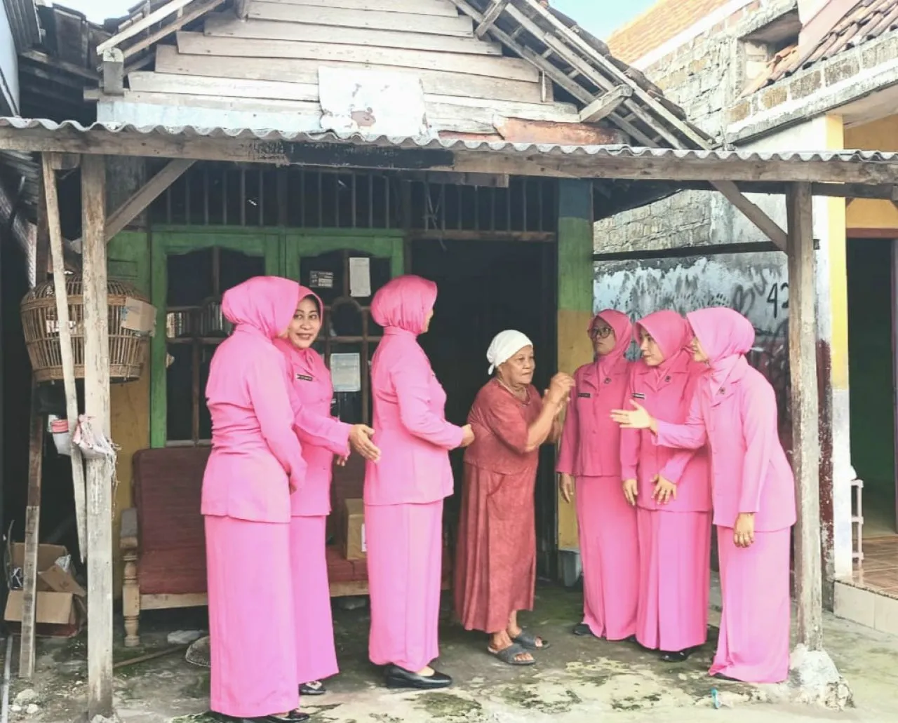 Ketua Bhayangkari Ranting Benjeng Bagikan Bingkisan Pada Warga