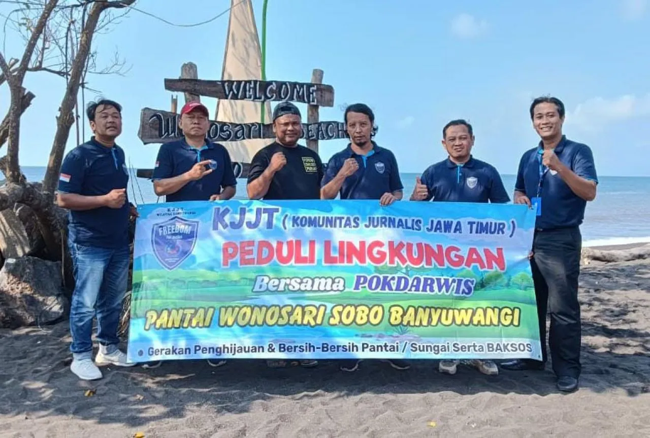 Kolaborasi KJJT Banyuwangi dan Pokdarwis Tanam 50 Bibit Pohon Cemara