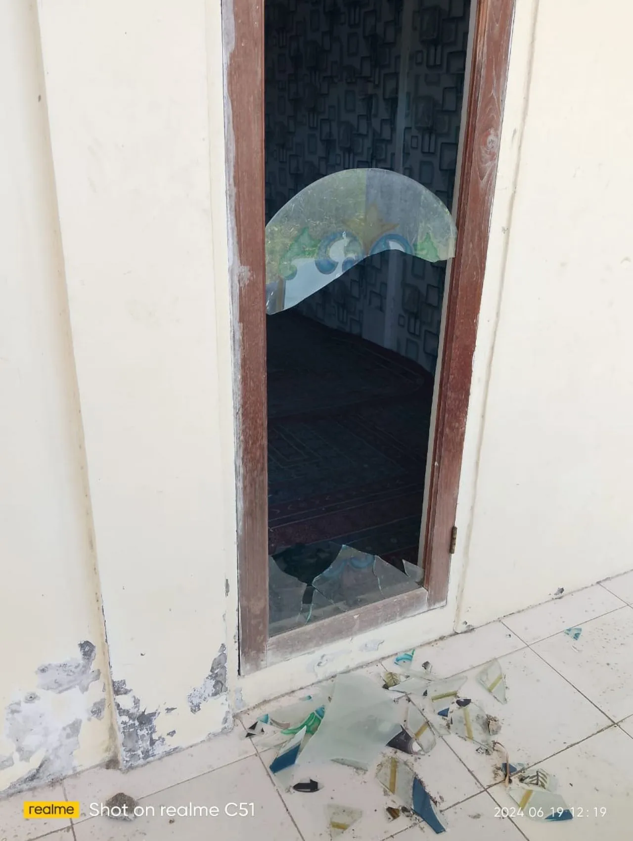 Teror ! Diduga Dilempar Batu Kaca Jendela Kantor LSM-FPSR Pecah