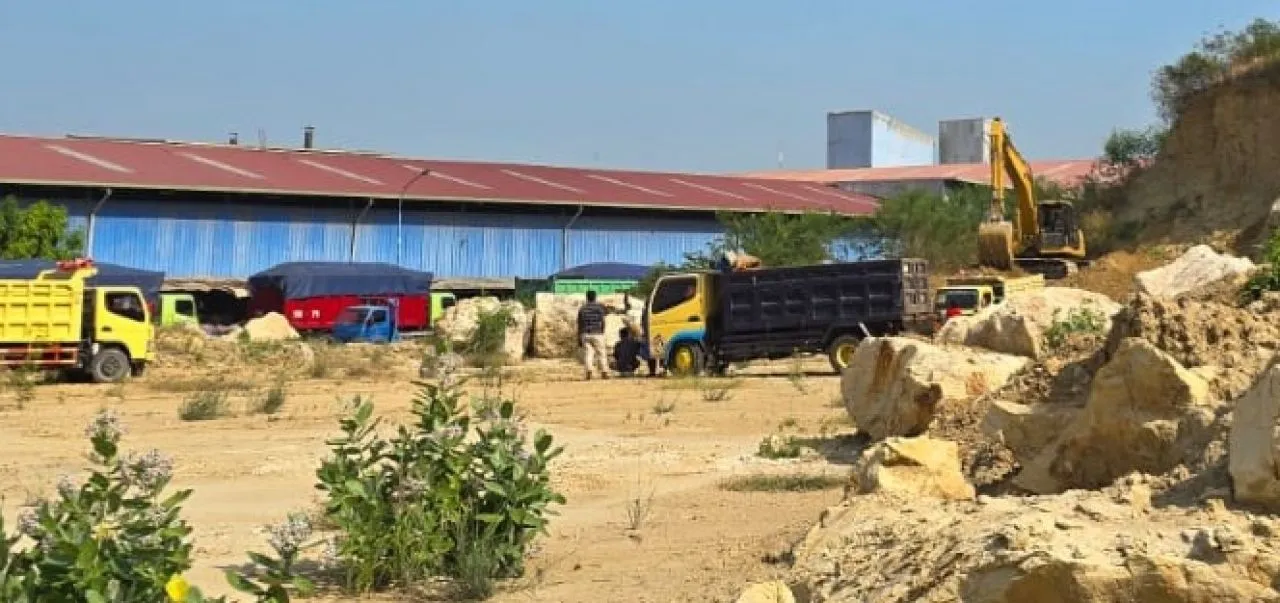 Diduga Bodong 2 Oknum Mantan Kades Nekad Gali Tanah Kuning di Dalam Pabrik PT Aplus Pasific