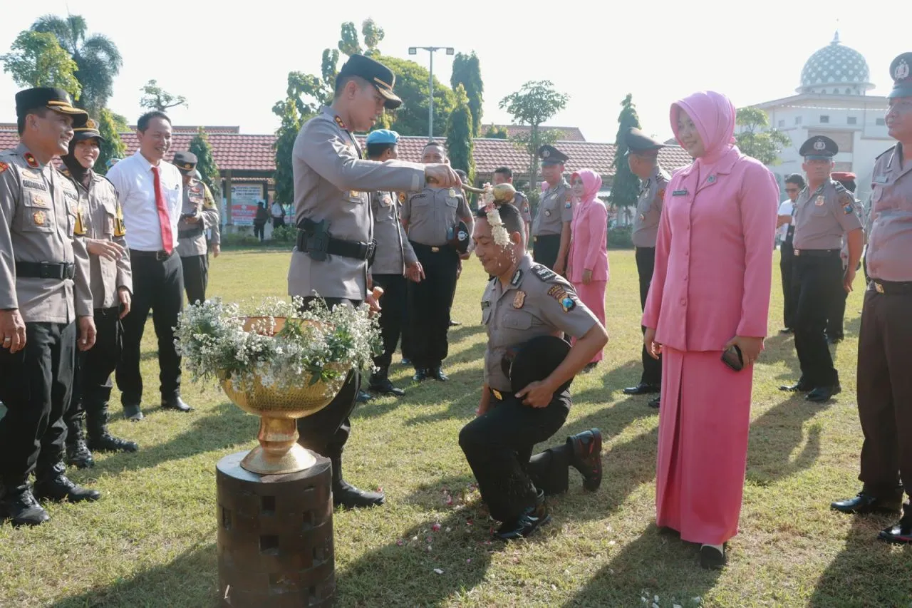 Siraman Air Kembang Warnai Kenaikan Pangkat 62 Personil Polres Jombang