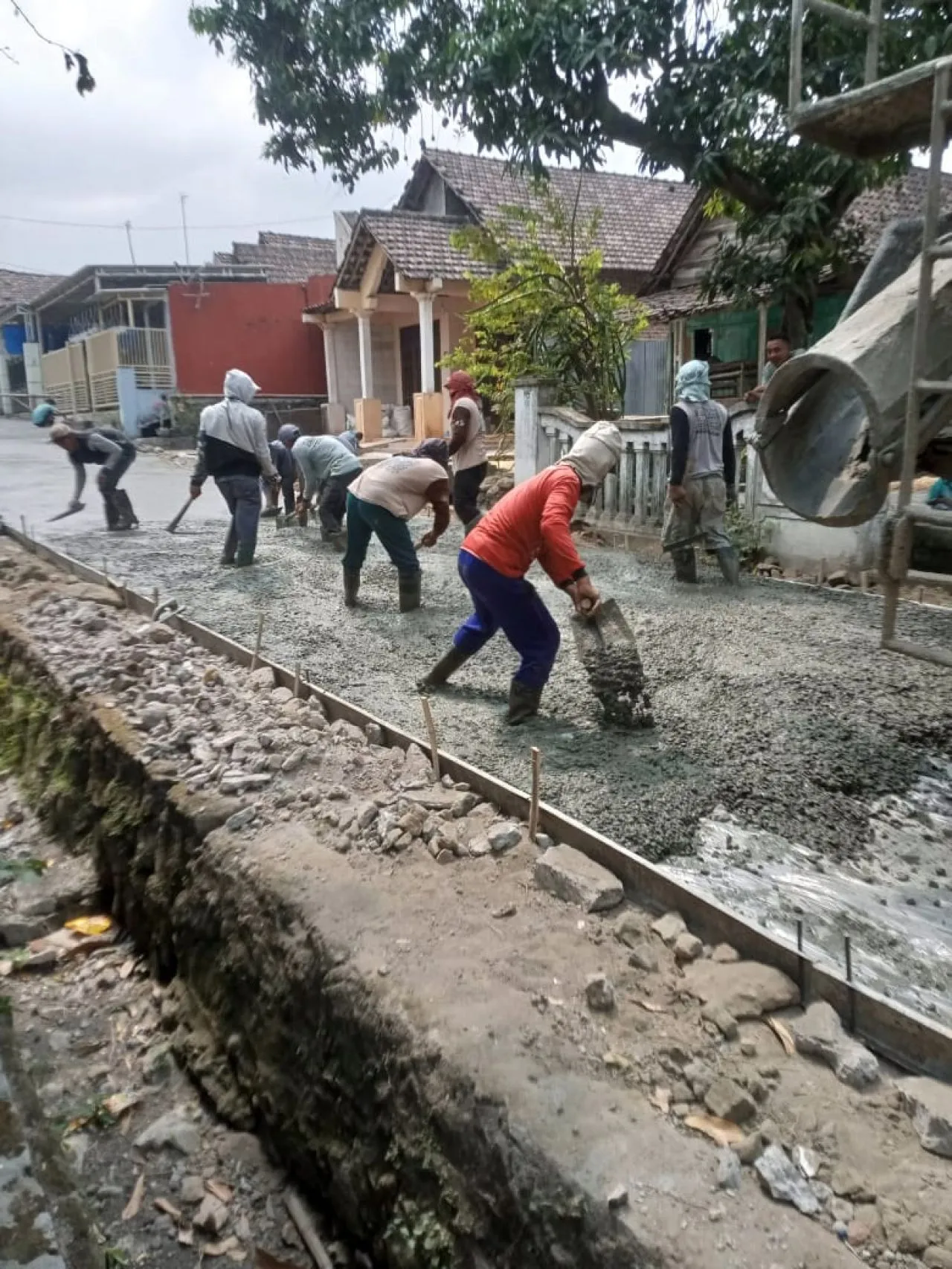 Pekerjaan Rigid Beton Desa Mojorejo Tak Lengkapi K3 Kades Keluar Sekdes Bungkam
