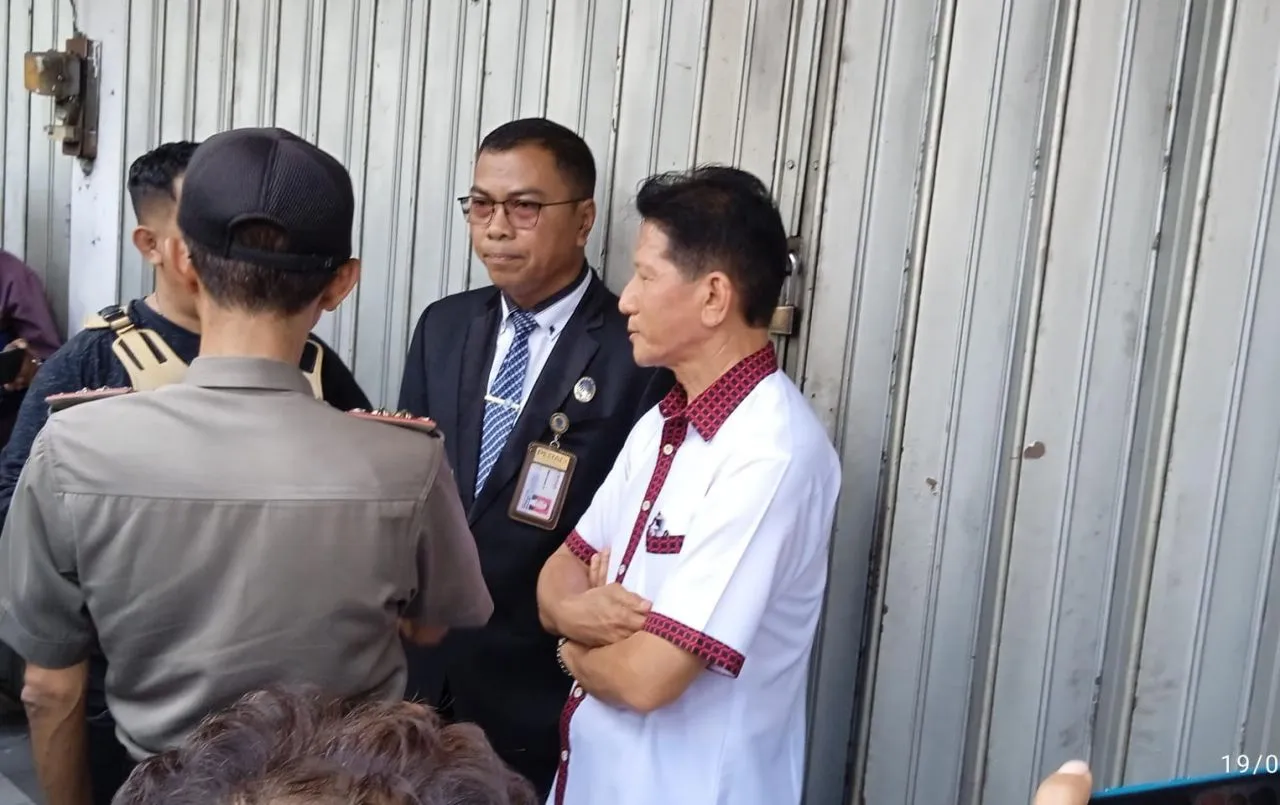 Cekcok dan Saling Dorong Warnai Penyegelan 14 Unit Ruko Simpang 3 Jombang