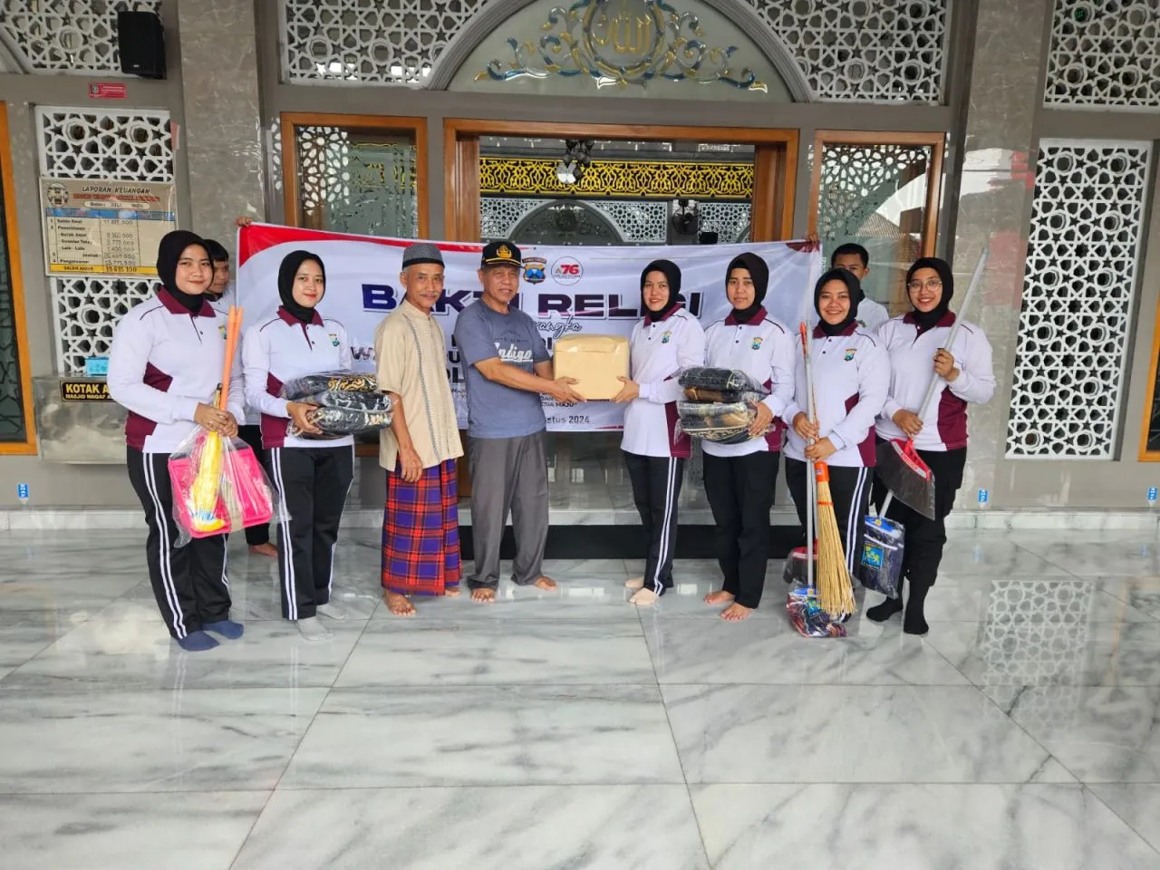 Peringati Hari Jadi Ke 76, Polwan Polres Jombang Gelar Bakti Sosial dan Bakti Religi
