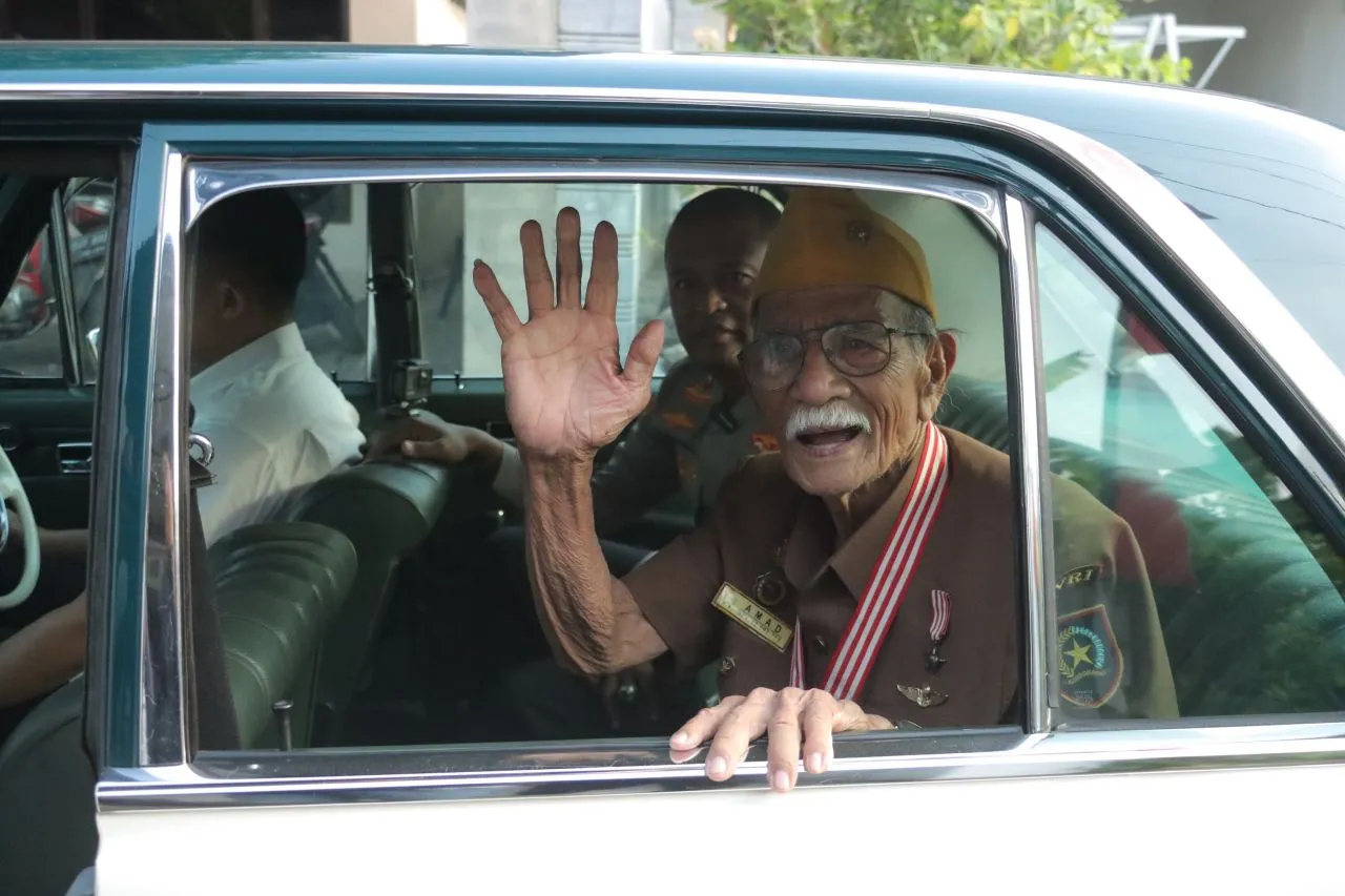 Nostalgia : Kapolres Mojokerto Ajak Mbah Ahmad Jalan-jalan Naik Mobil Klasik